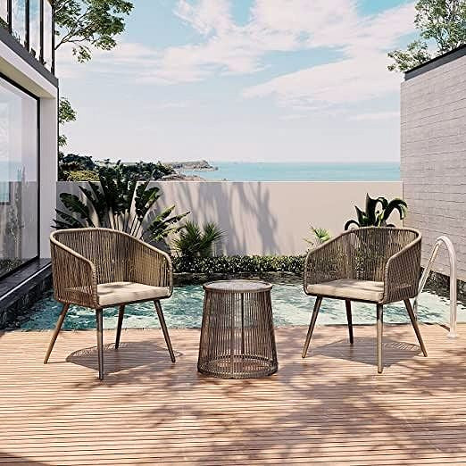3-teiliges Gartenmöbel-Set – Handgeflochtenes Rattan-Bistroset mit wasserdichten Kissen, Tisch mit gehärteter Glasplatte, Outdoor-Lounge-Set für Terrasse & Balkon, Braun & Hellgrau