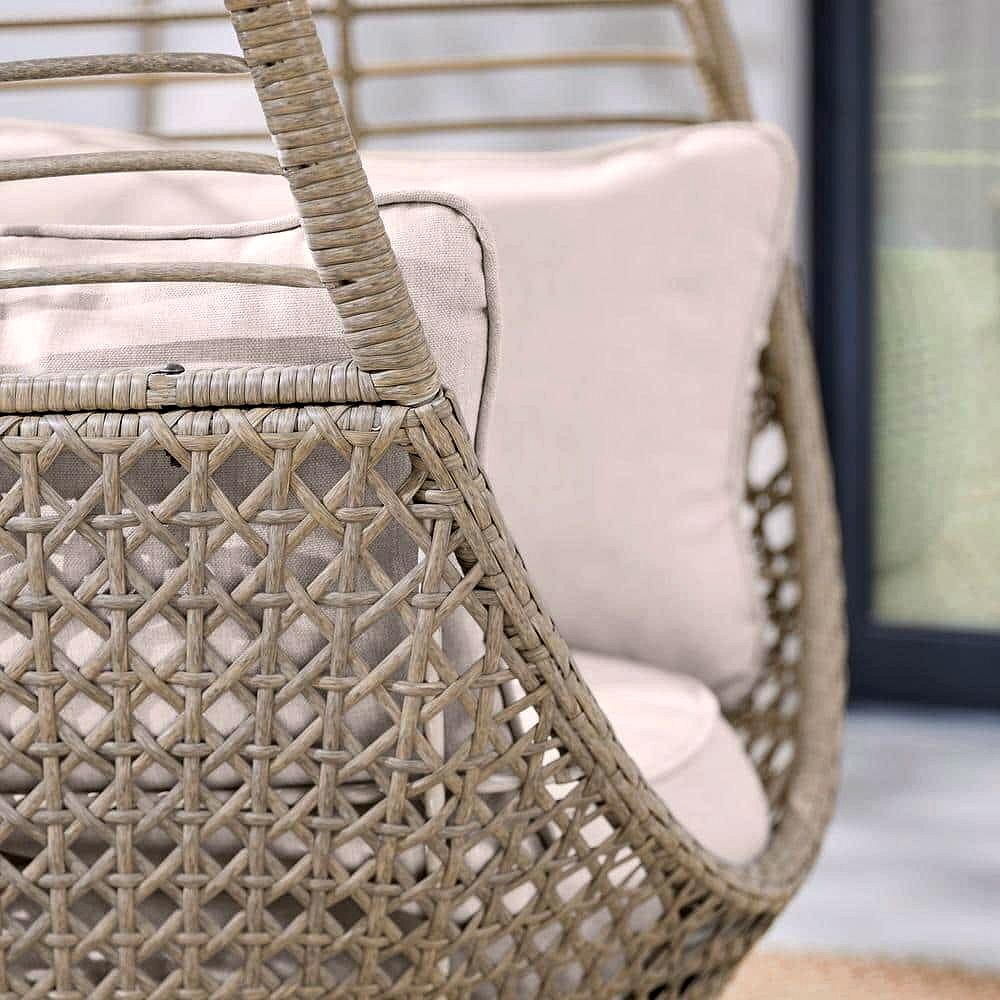 Hampton Bay Beige Stationärer Runder Outdoor-Lounge-Eiersessel aus Rattan mit CushionGuard Almond Biscotti Kissen (FRS51294M)