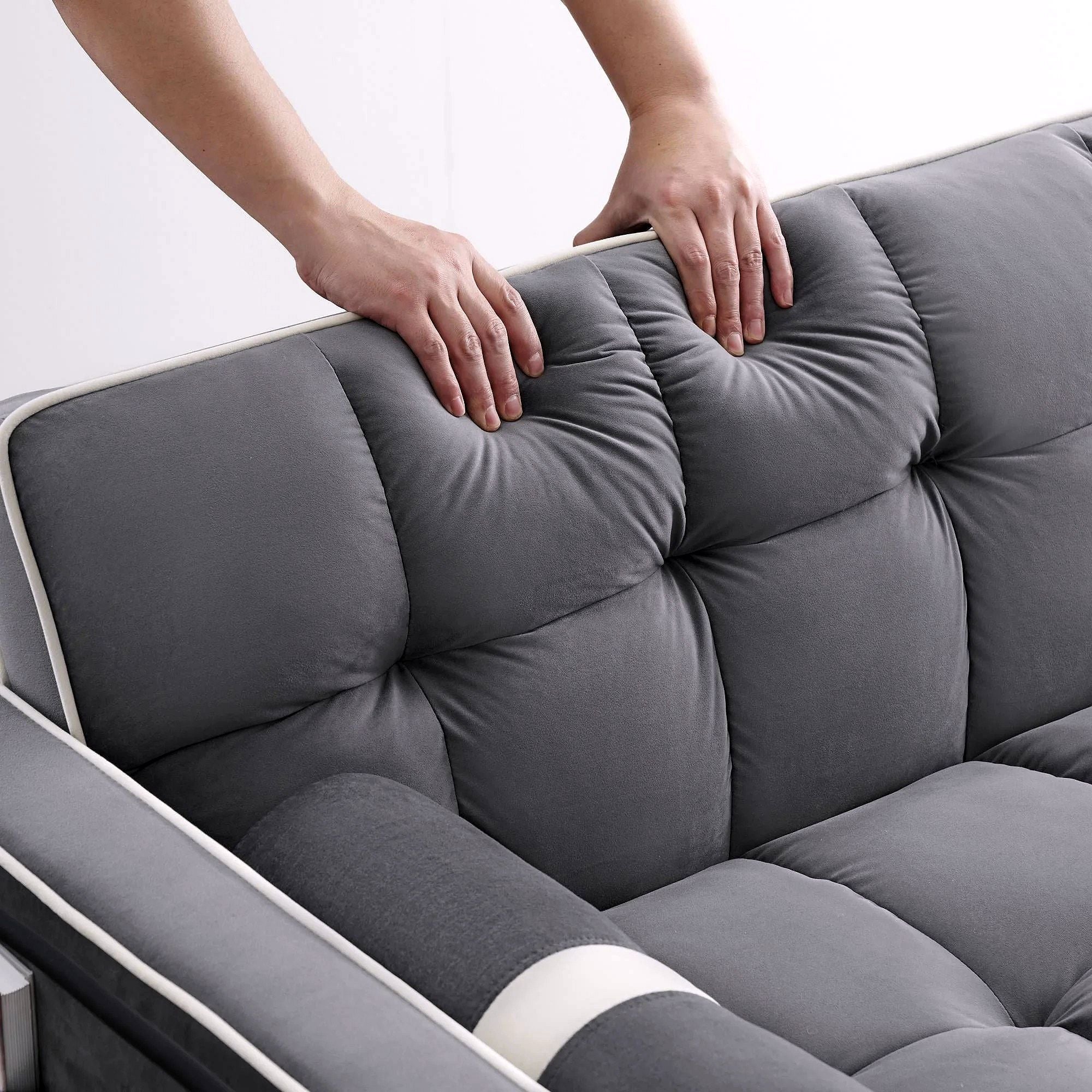 3-in-1 Schlafsofa Couchbett, kleines umwandelbares Samt-Loveseat mit Ausziehbett, verstellbarer Rückenlehne, Zylinderkissen, Mehrfach-Taschen & Handyhalter – Grau, 55,5"