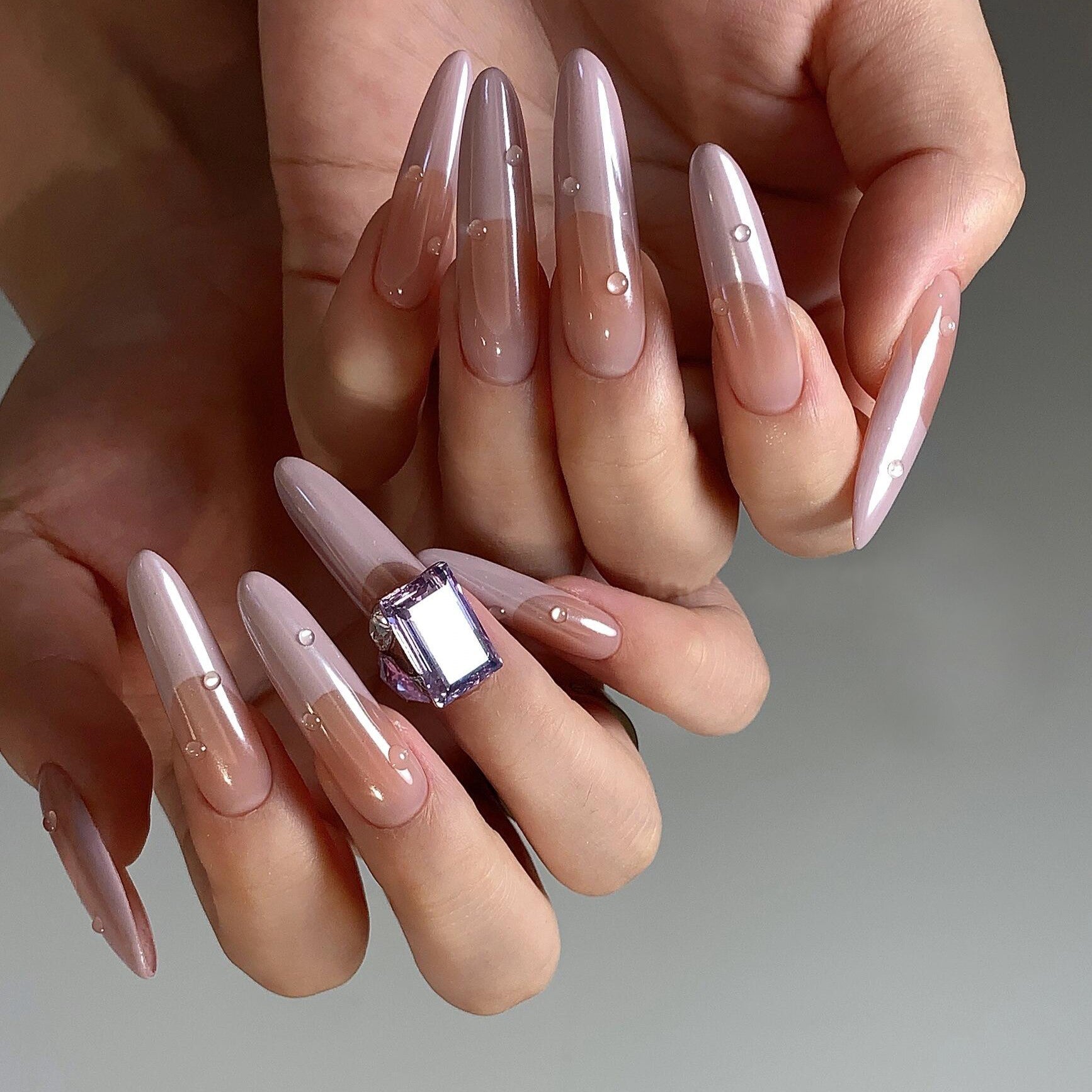 Siva Nail, glänzendes Nude, eleganter transparenter, handgemachter Druck auf Nägeln