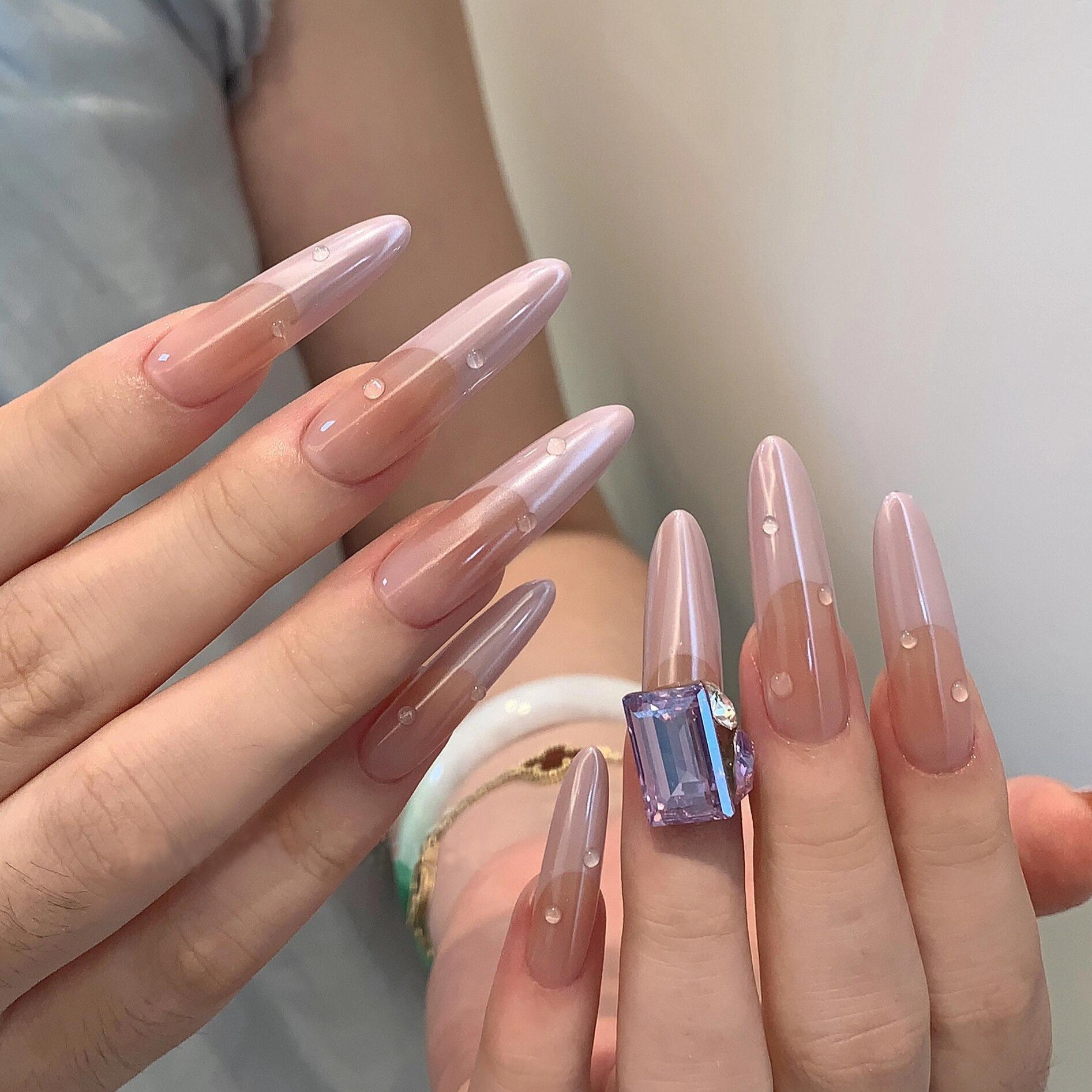 Siva Nail, glänzendes Nude, eleganter transparenter, handgemachter Druck auf Nägeln