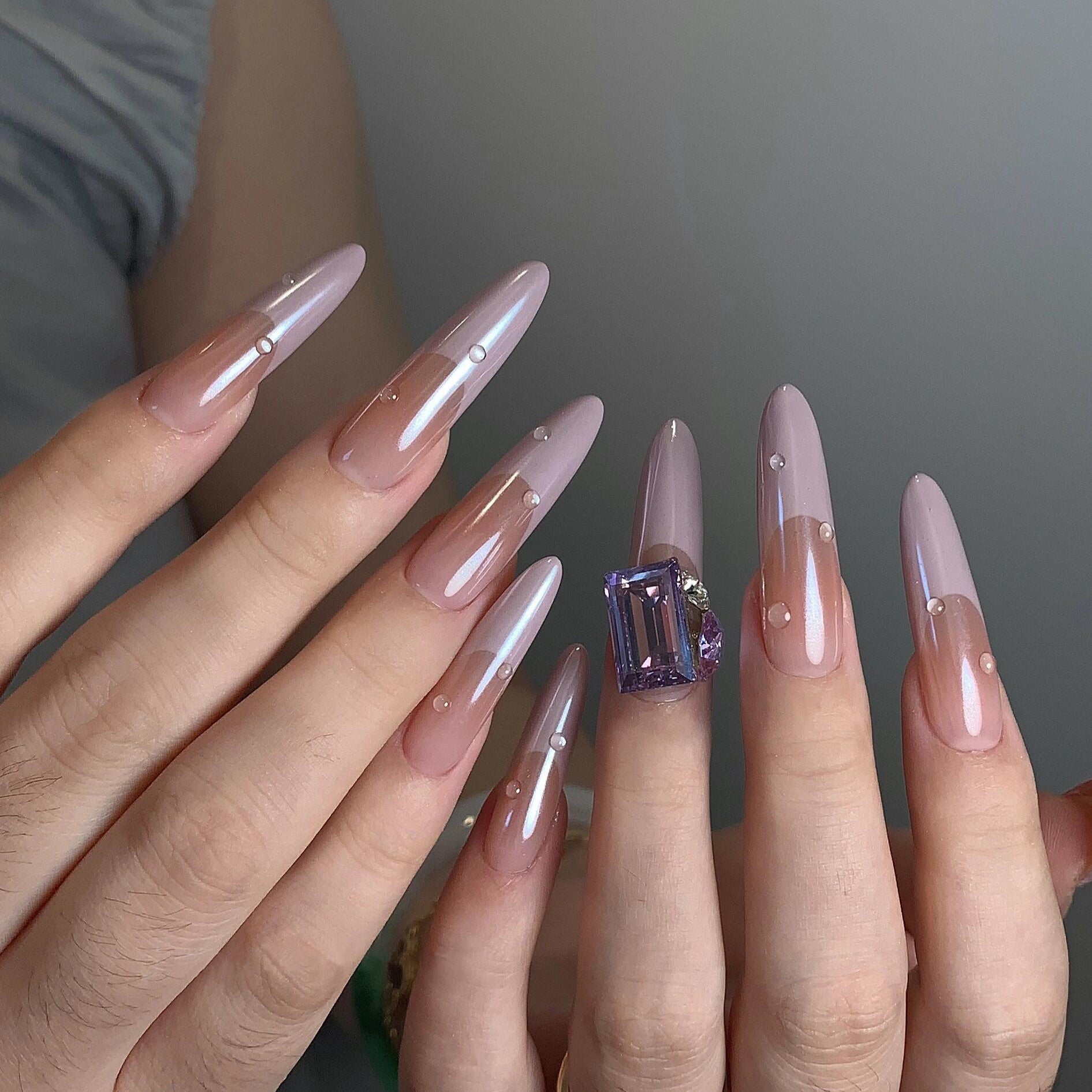 Siva Nail, glänzendes Nude, eleganter transparenter, handgemachter Druck auf Nägeln