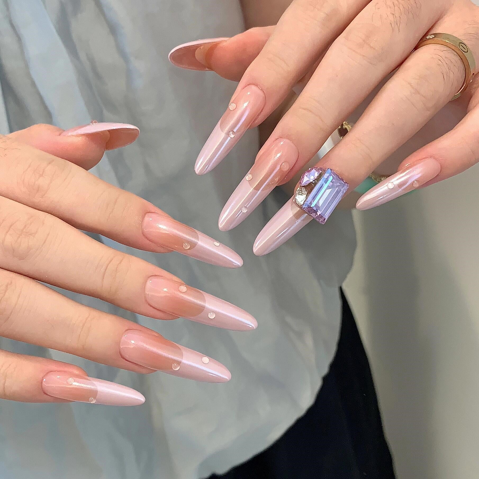 Siva Nail, glänzendes Nude, eleganter transparenter, handgemachter Druck auf Nägeln