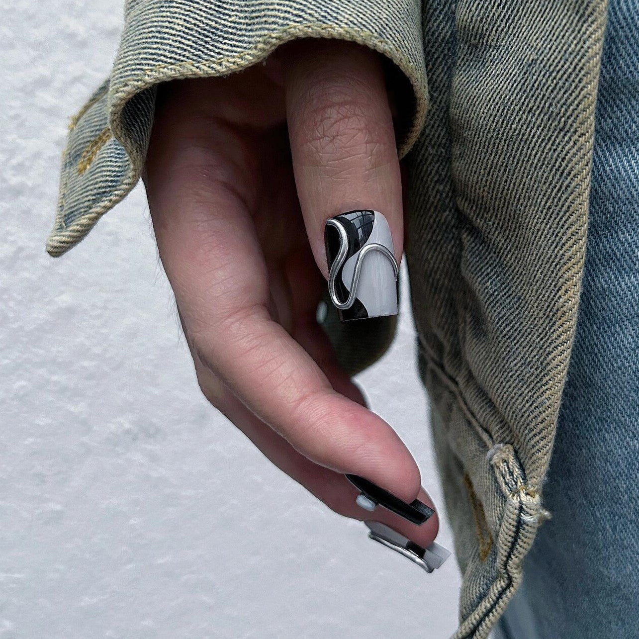 Siva Nail, Mono Luxe, handgefertigter Press-on-Nägel im modernen Stil