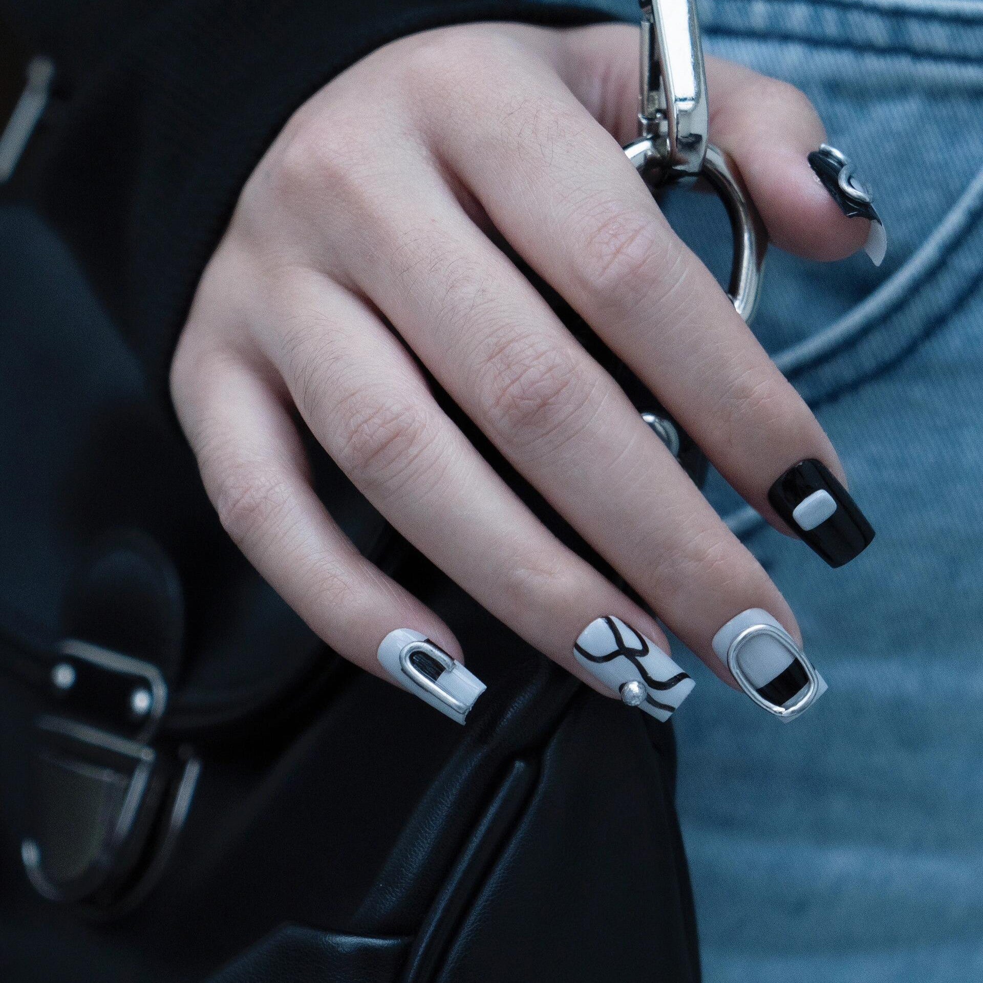 Siva Nail, Mono Luxe, handgefertigter Press-on-Nägel im modernen Stil