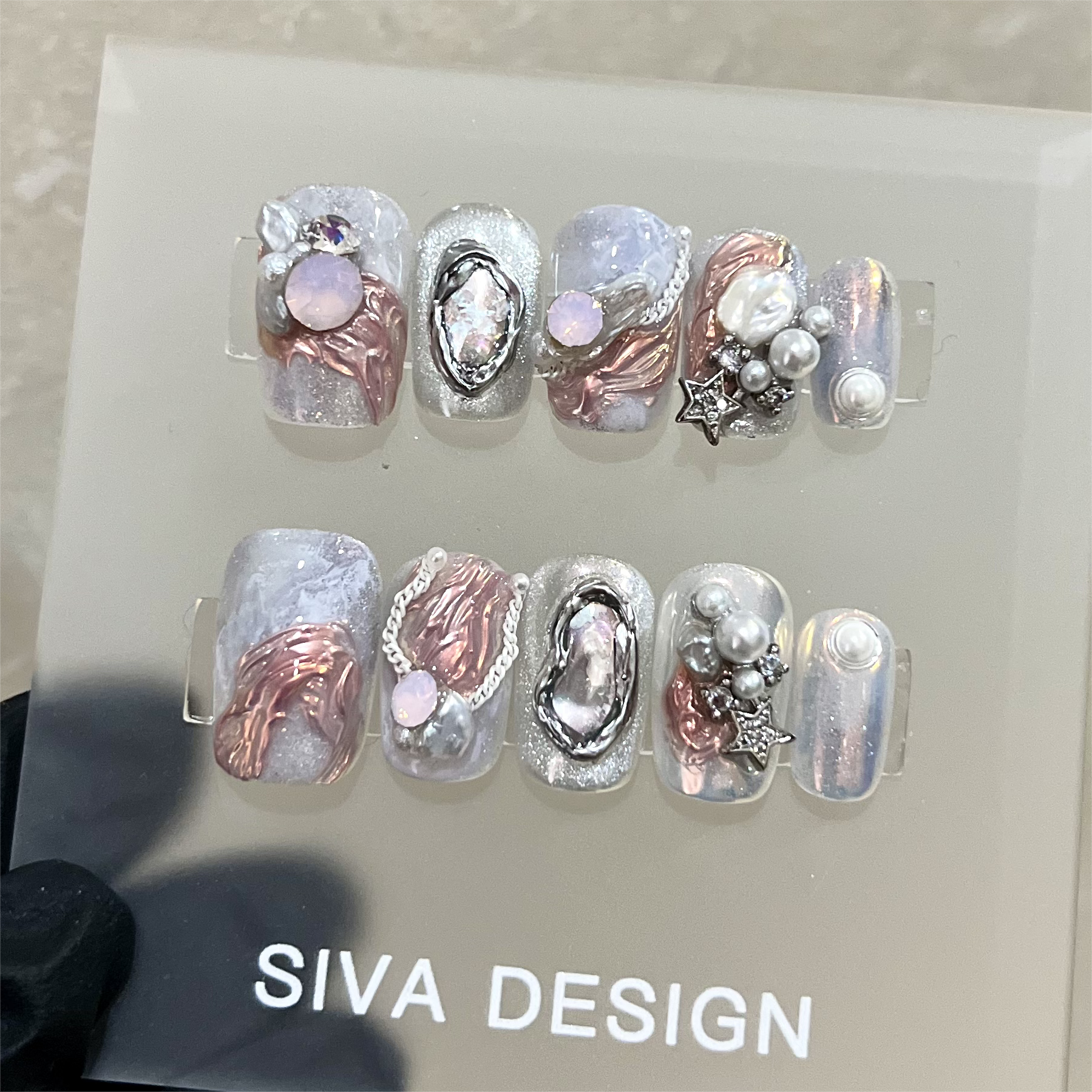 Siva Nail, Pink Pearl, Irisierendes Leuchten, handgemachtes Aufdrücken von Nägeln