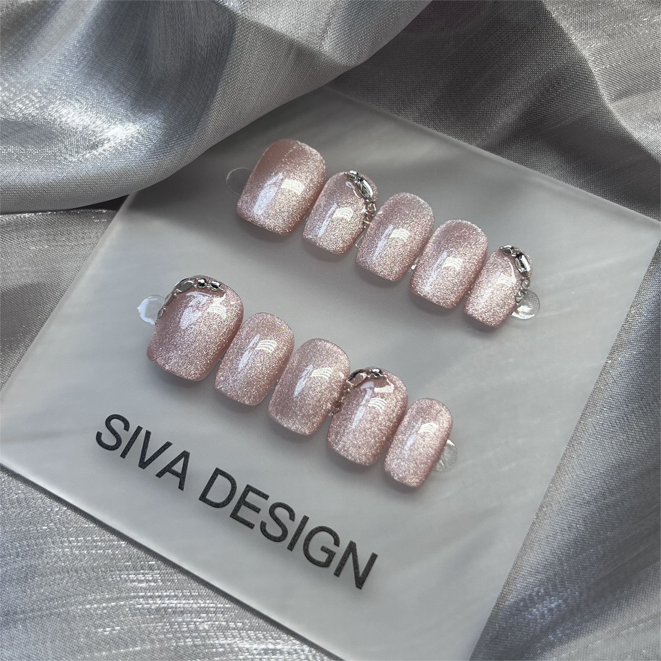 Siva Nail, Schlichtes Rosa Glanz, Mondscheinseide, glamouröse handgemachte Nagelpresse