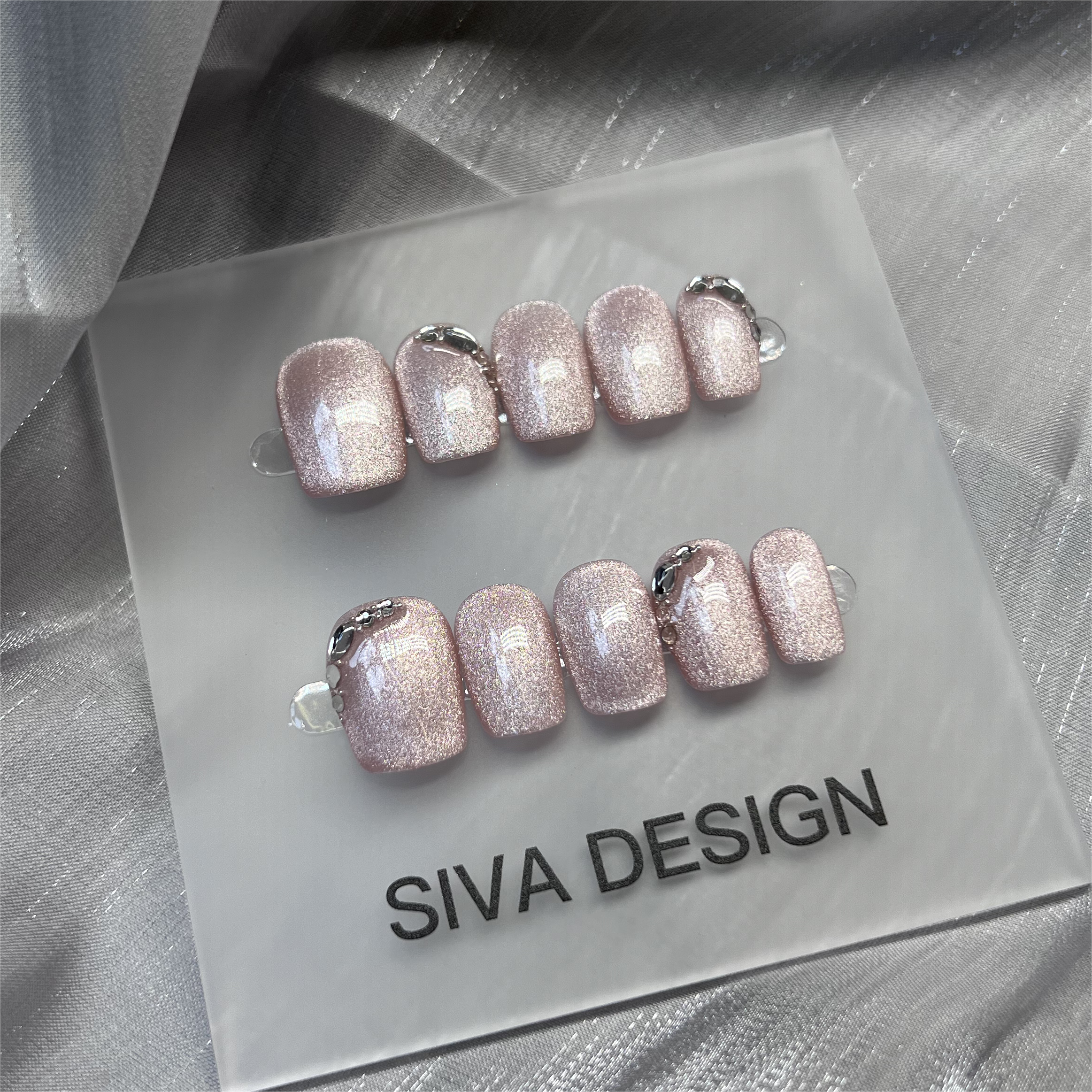 Siva Nail, Schlichtes Rosa Glanz, Mondscheinseide, glamouröse handgemachte Nagelpresse