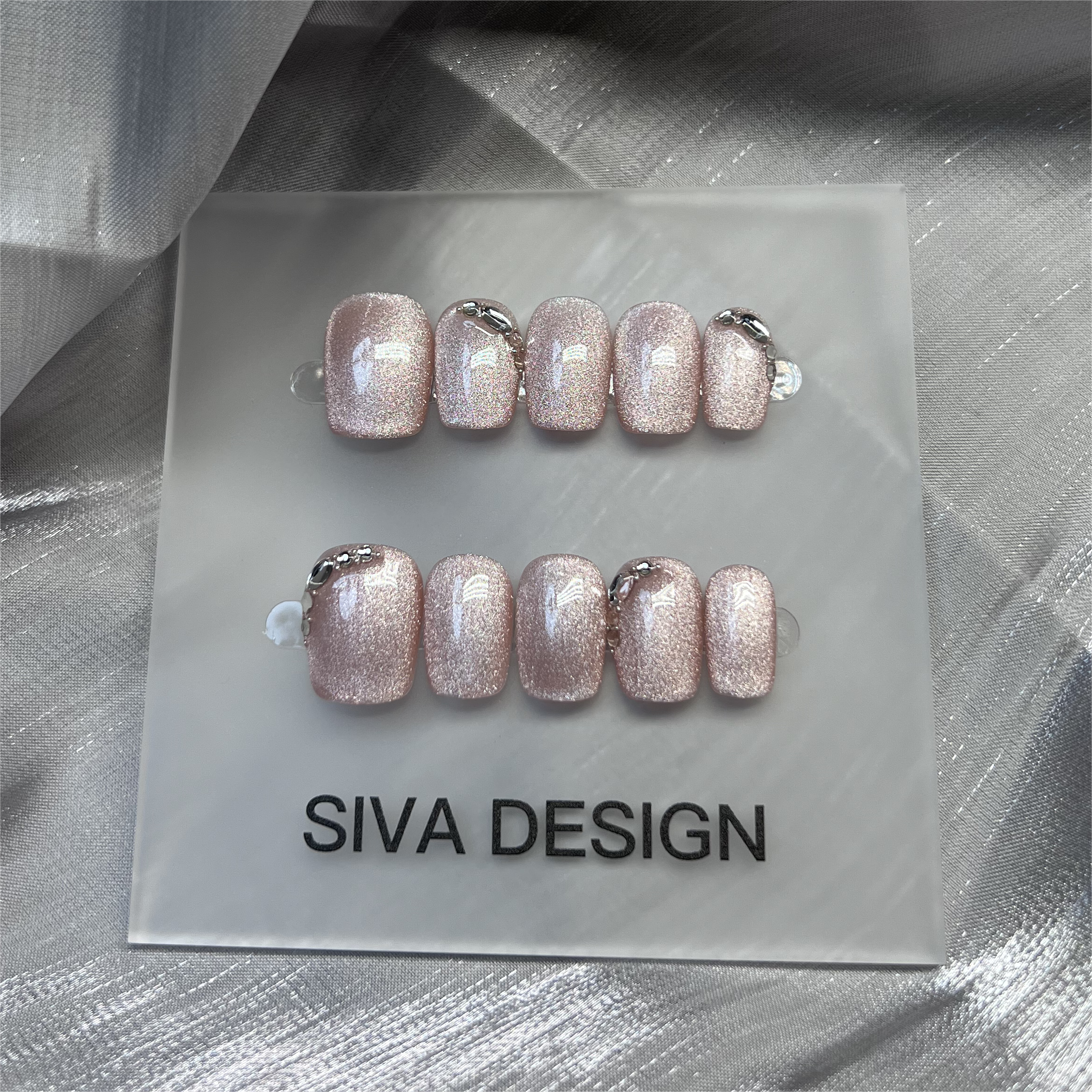 Siva Nail, Schlichtes Rosa Glanz, Mondscheinseide, glamouröse handgemachte Nagelpresse