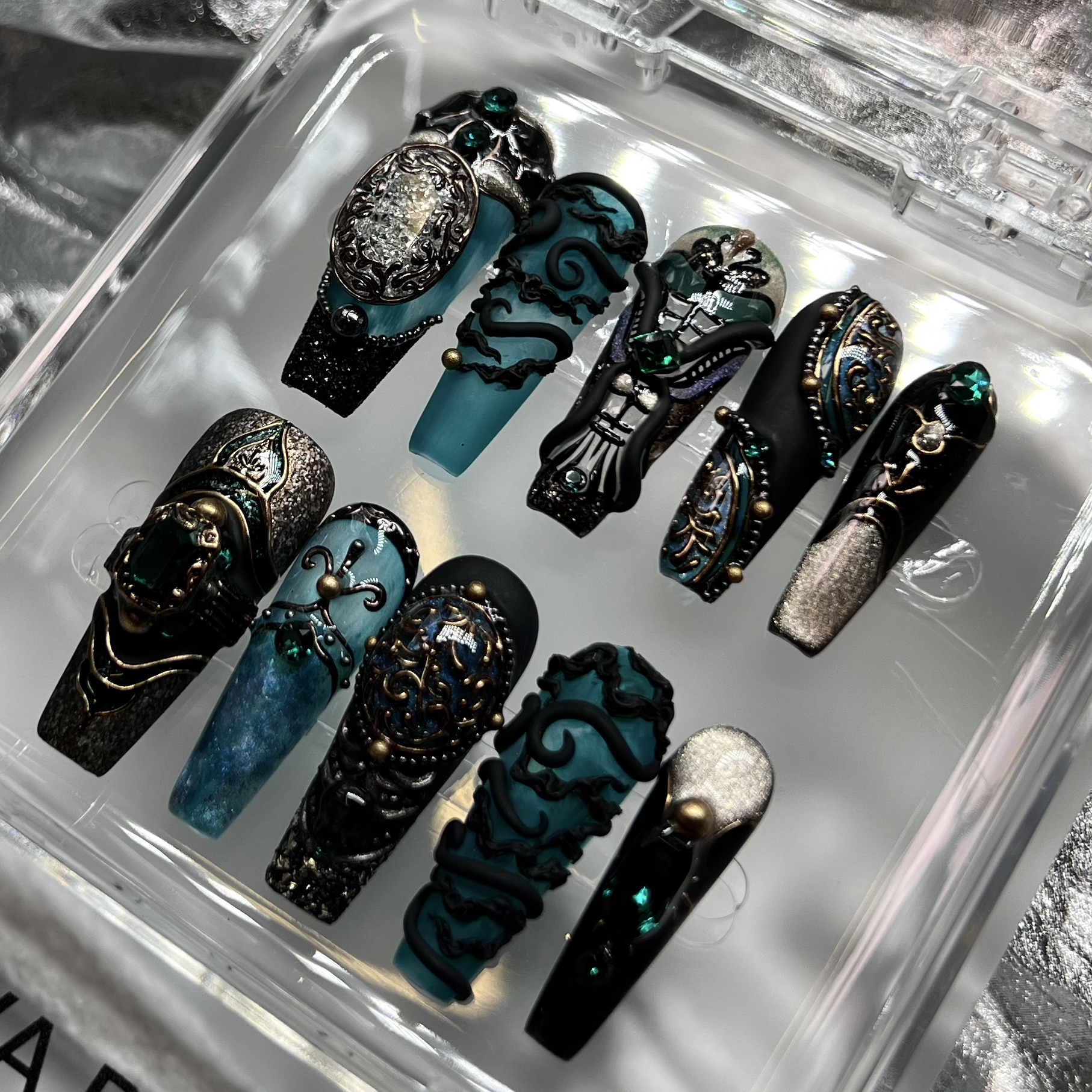 Siva Nail, Baroque Night, schwarze und grüne Stiletto-Nägel zum Aufdrücken