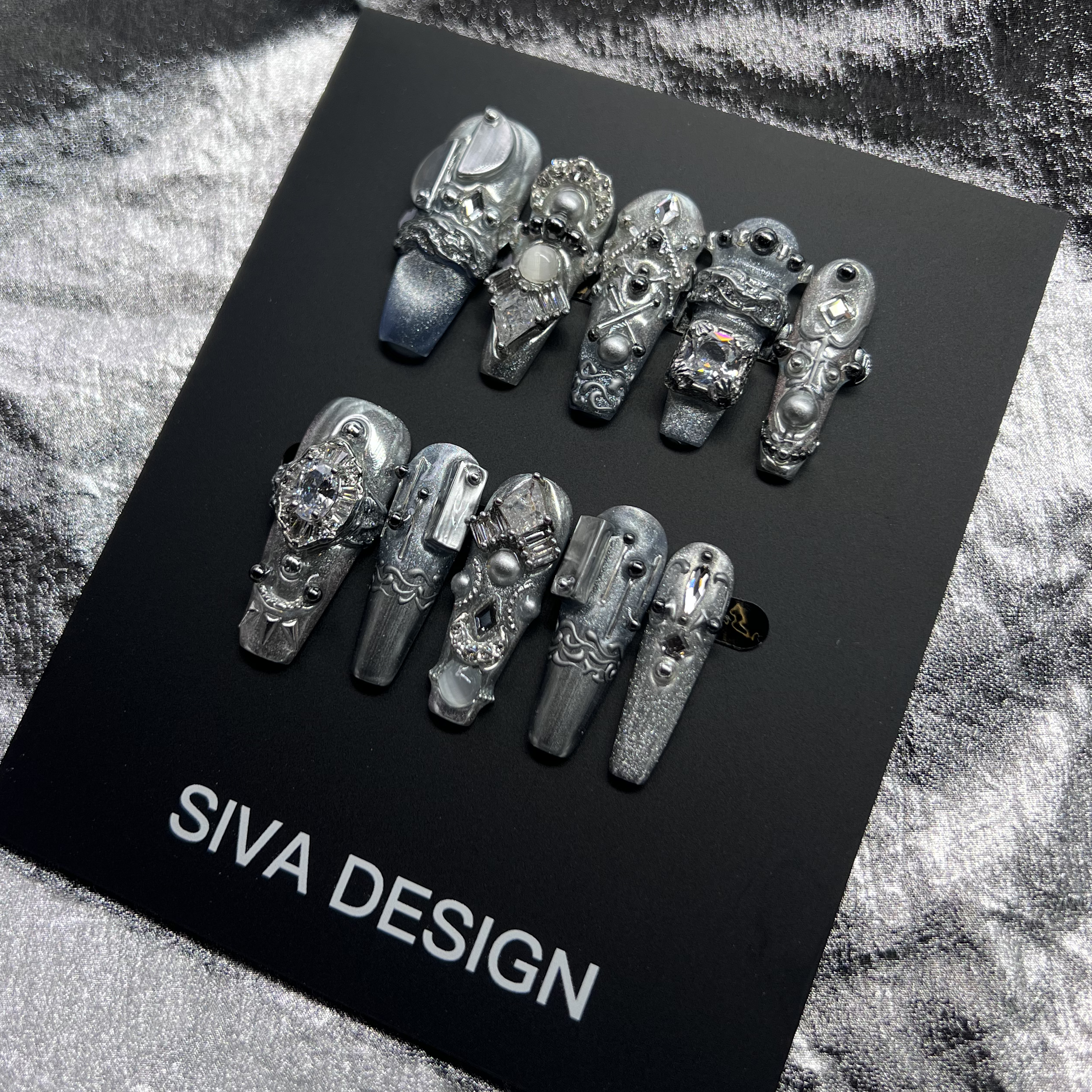 Siva Nail, Silver Reverie, handgemachte Nagelpresse im Barockstil