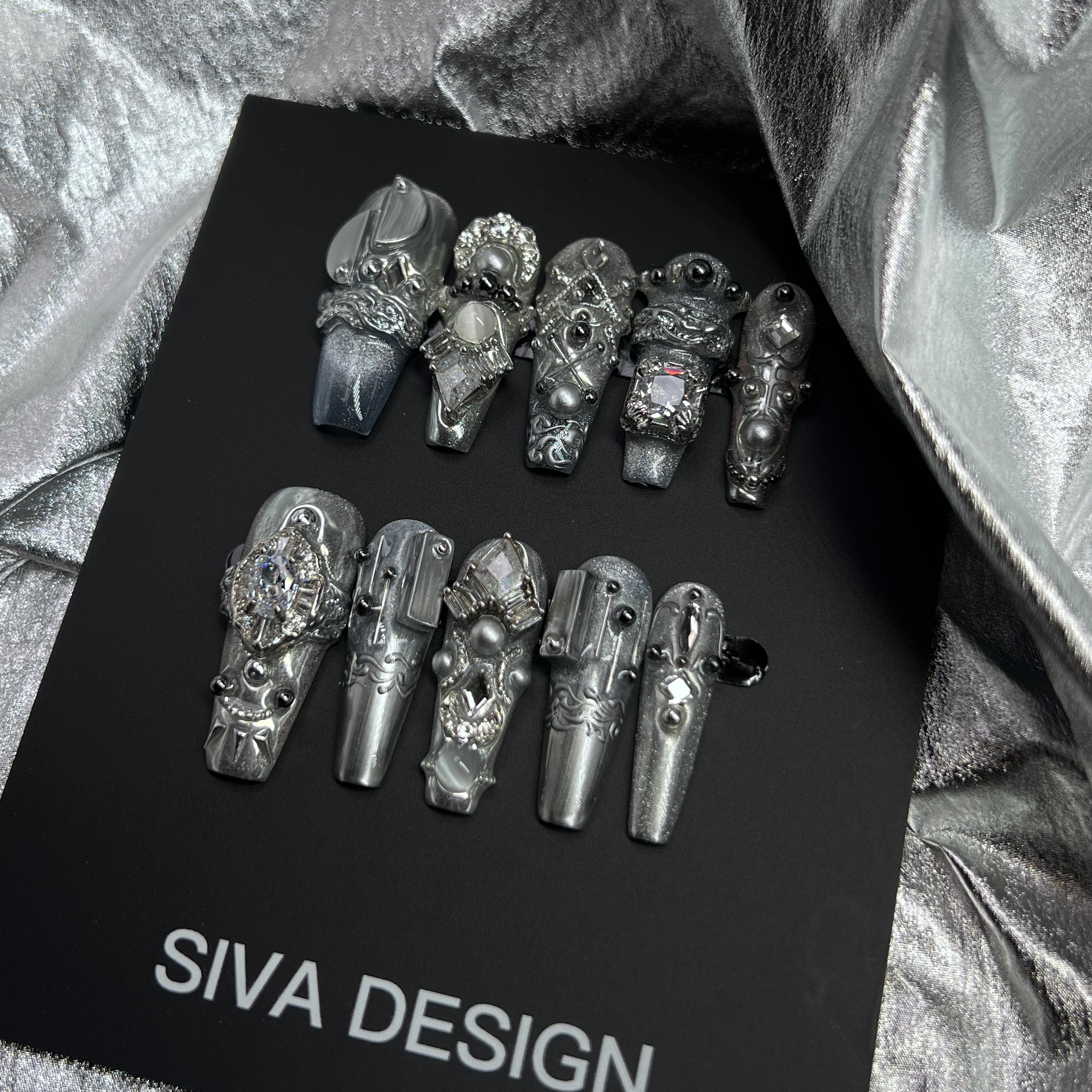 Siva Nail, Silver Reverie, handgemachte Nagelpresse im Barockstil