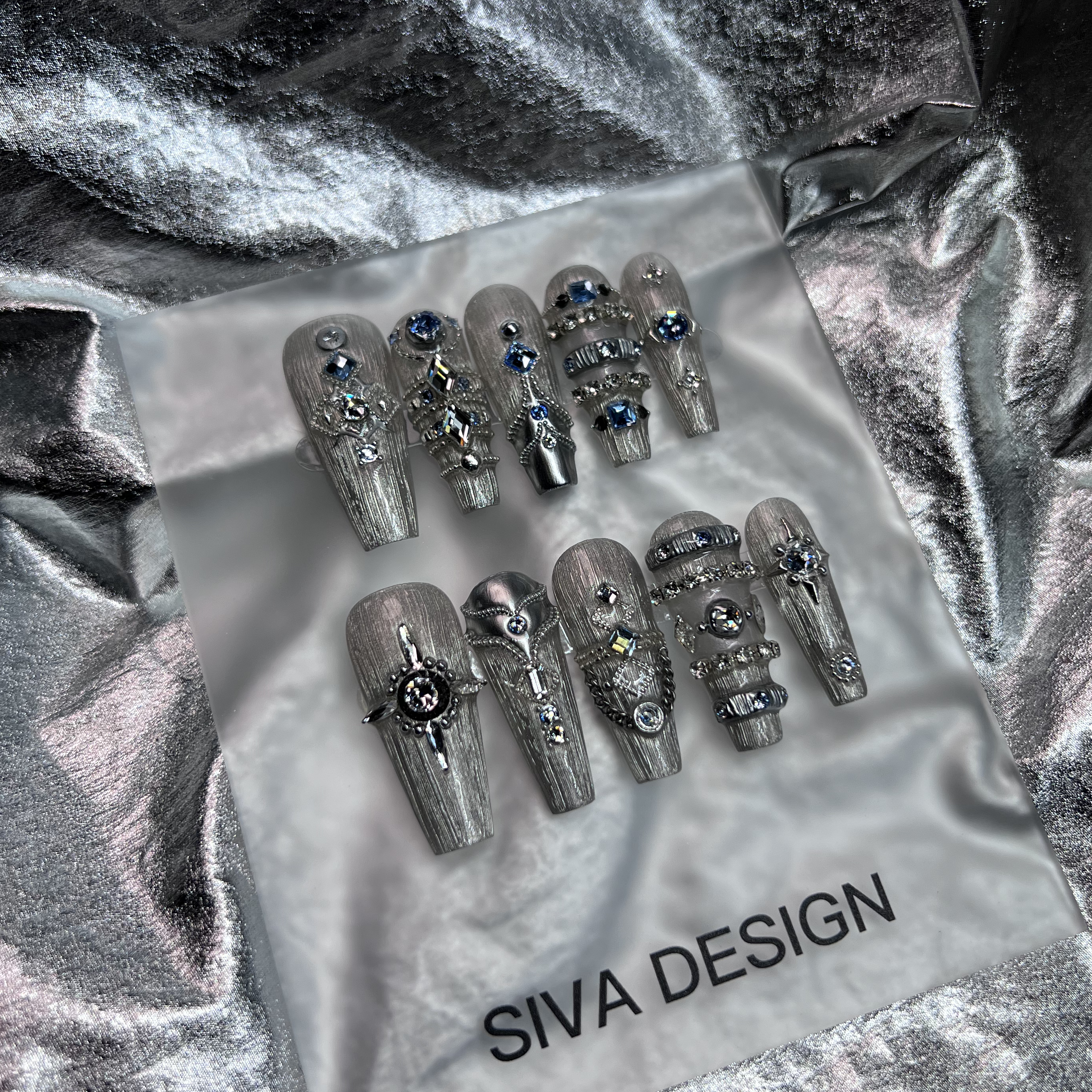 Siva Nail, Athena, Metallic-Druck auf Nägeln im Mythic-Stil