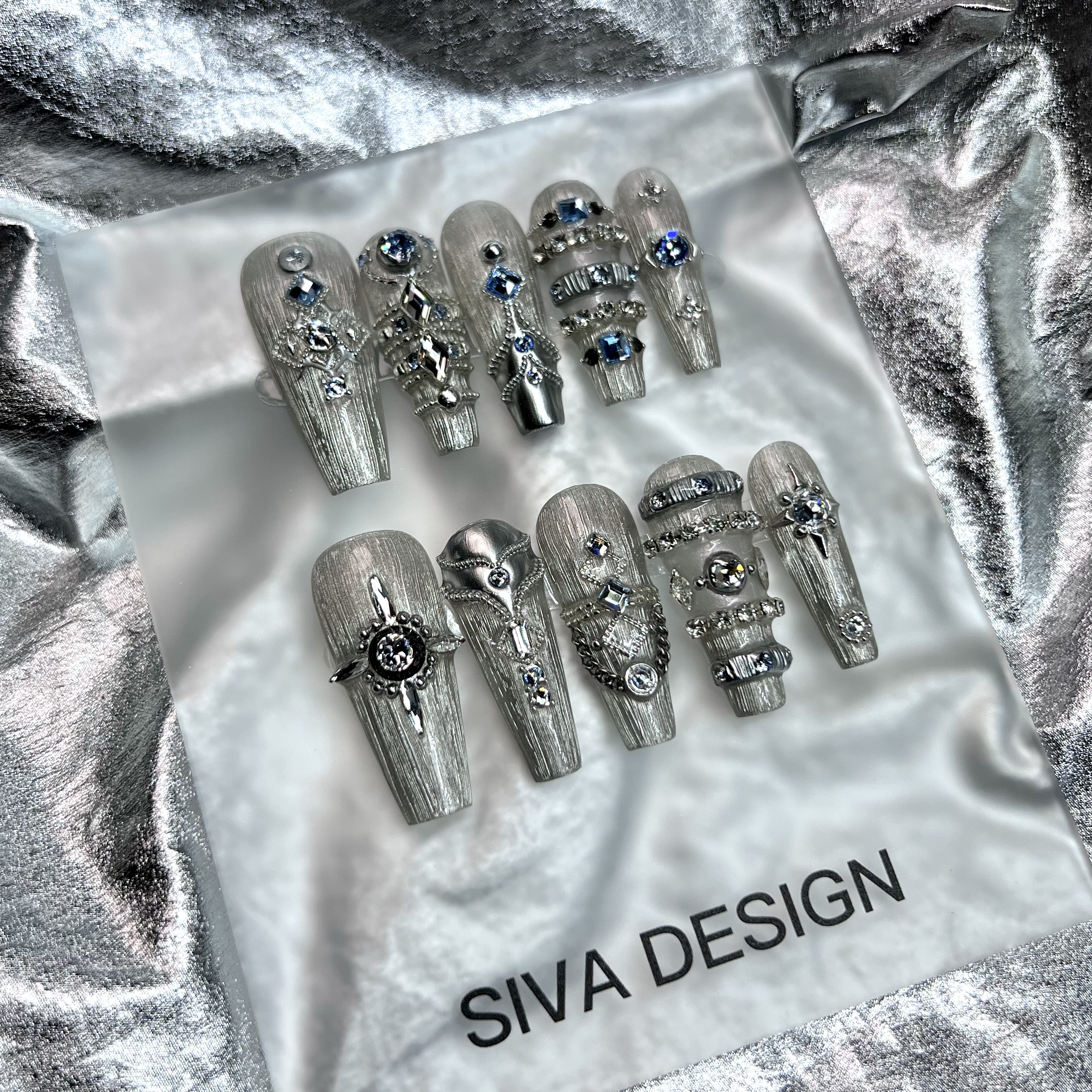 Siva Nail, Athena, Metallic-Druck auf Nägeln im Mythic-Stil