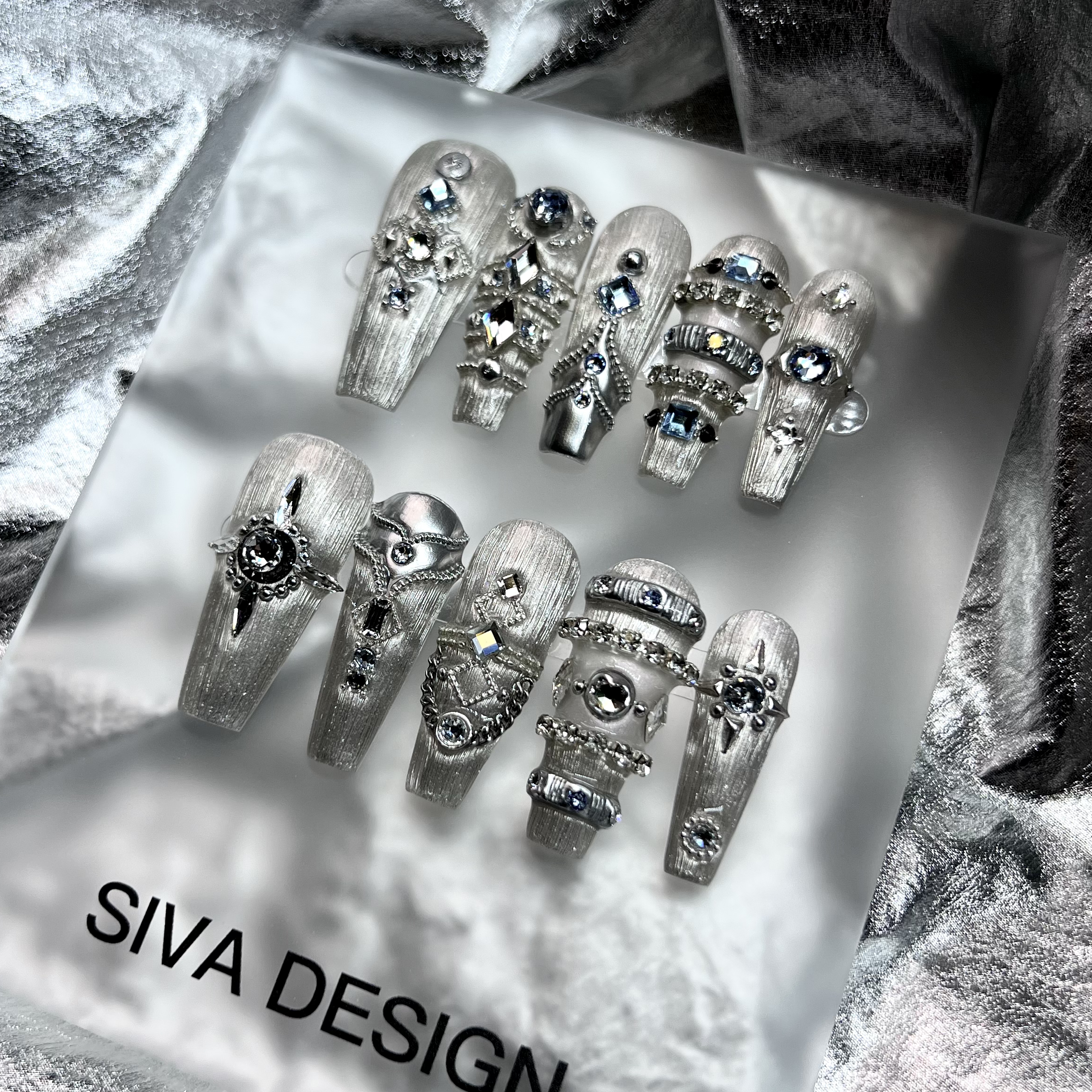 Siva Nail, Athena, Metallic-Druck auf Nägeln im Mythic-Stil