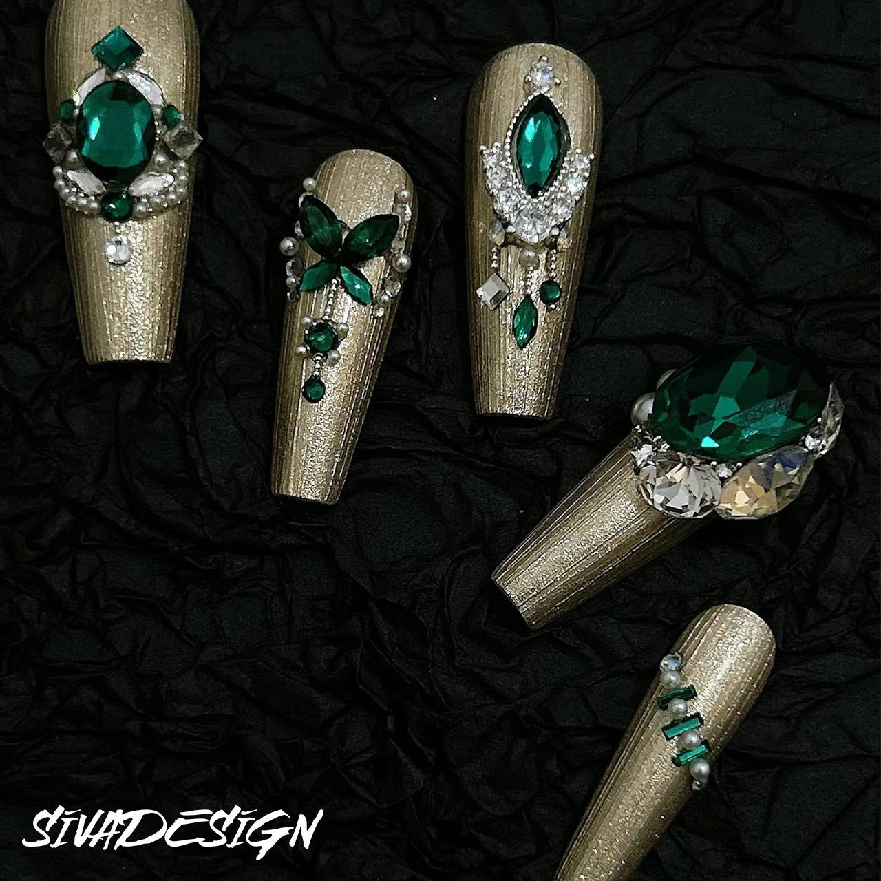 Siva Nail, Emerald Elegance, handgemachte Nagelpresse im Juwelenstil