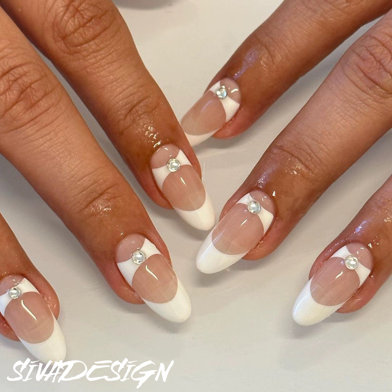 Siva Nail, Latte Layers, minimalistisches handgemachtes Aufdrücken von Nägeln