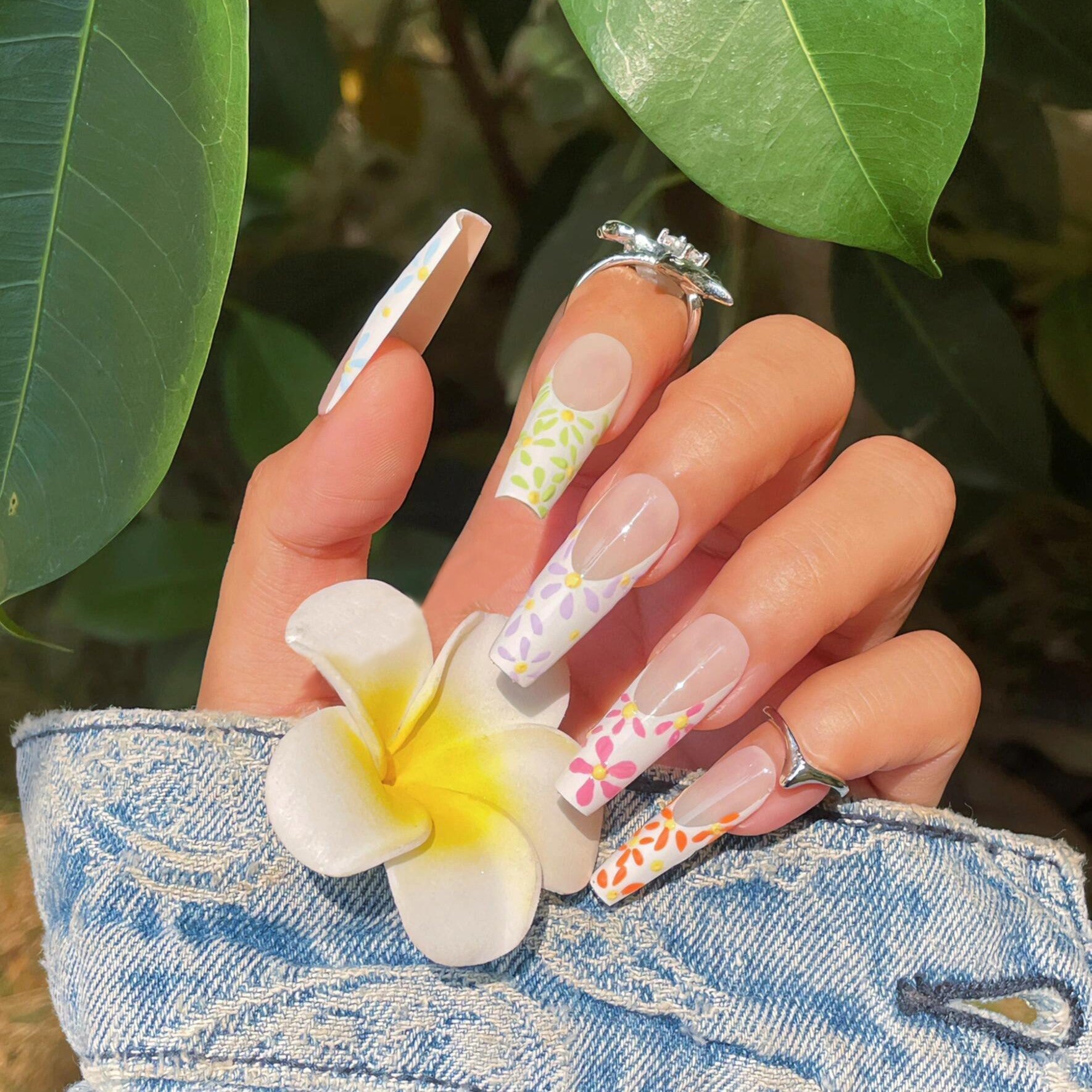 Siva Nail, Frühlingssonate, Lebendiges Floral, handgemachtes Aufdrücken von Nägeln