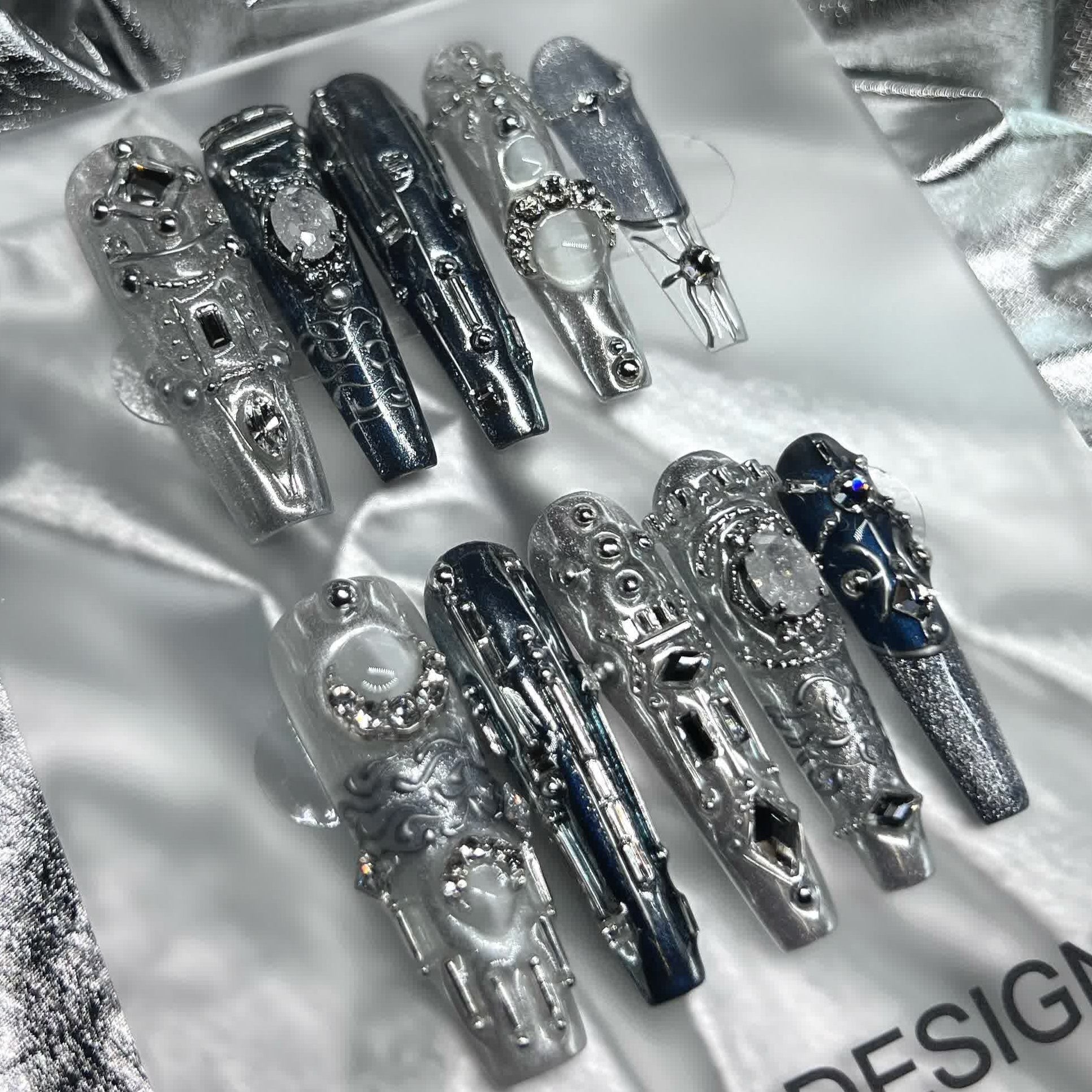 Siva Nail, Chrome Majesty, handgefertigter Nagelaufdruck im Metallstil