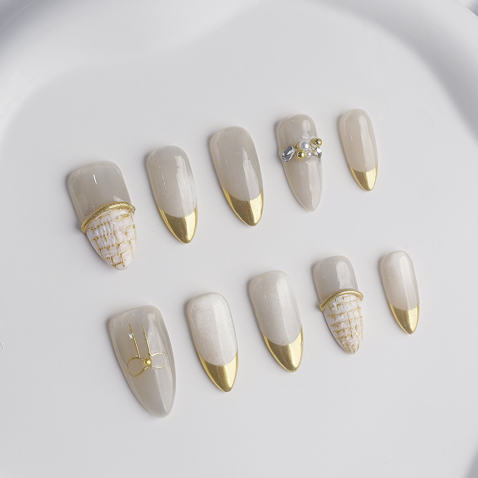 Siva Nail, Creamy Chateau, eleganter französischer Perlenakzent, handgemachtes Aufdrücken von Nägeln