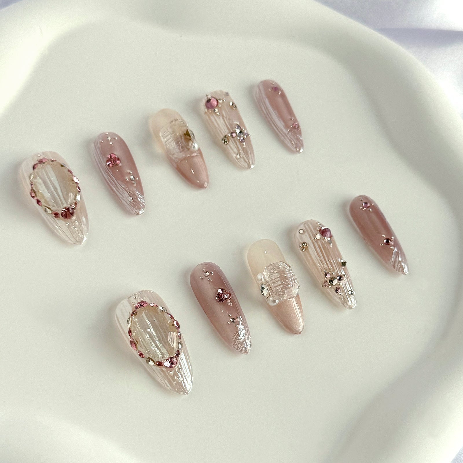 Siva Nail, Royal Pearl, Luxuriöse Eleganz, handgemachtes Aufdrücken von Nägeln