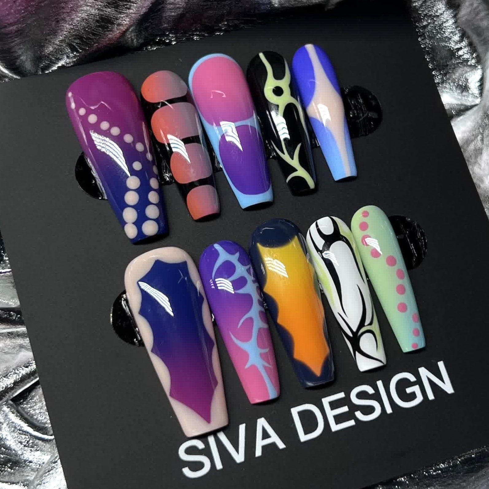 Siva Nail, Pop Art Pizzazz, lebendiger Glamour, handgemachtes Aufdrücken von Nägeln