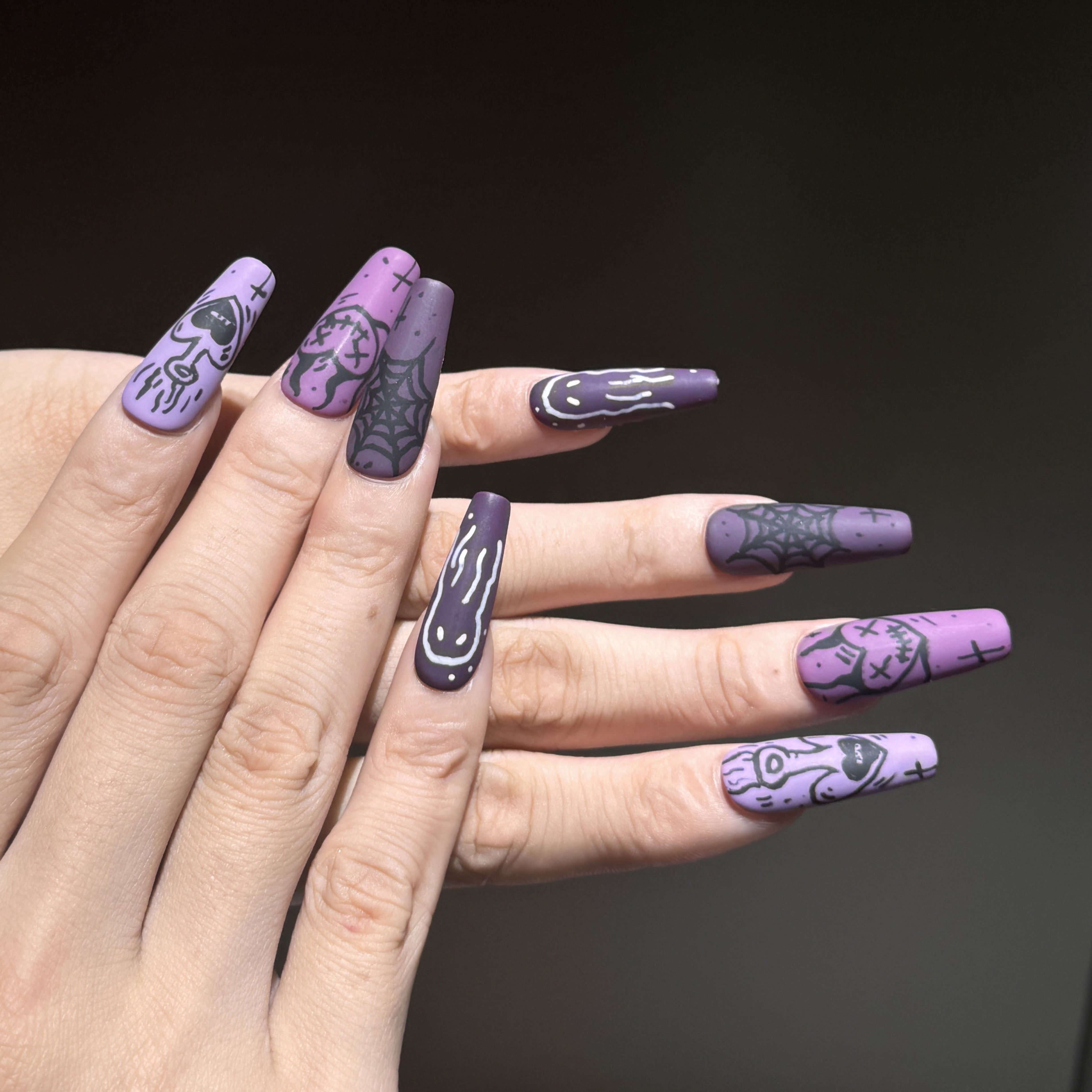 Siva Nail, Gruselige Glyphen, Halloween Vibes, handgemachte Nagelpresse