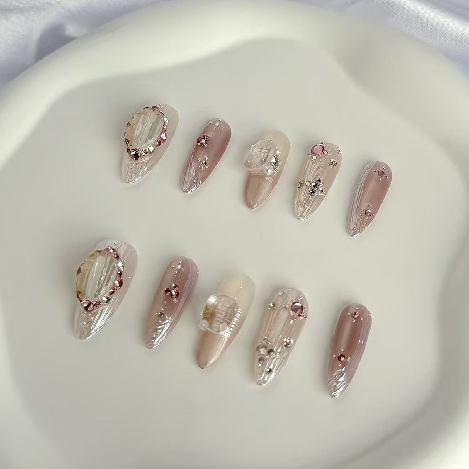 Siva Nail, Royal Pearl, Luxuriöse Eleganz, handgemachtes Aufdrücken von Nägeln