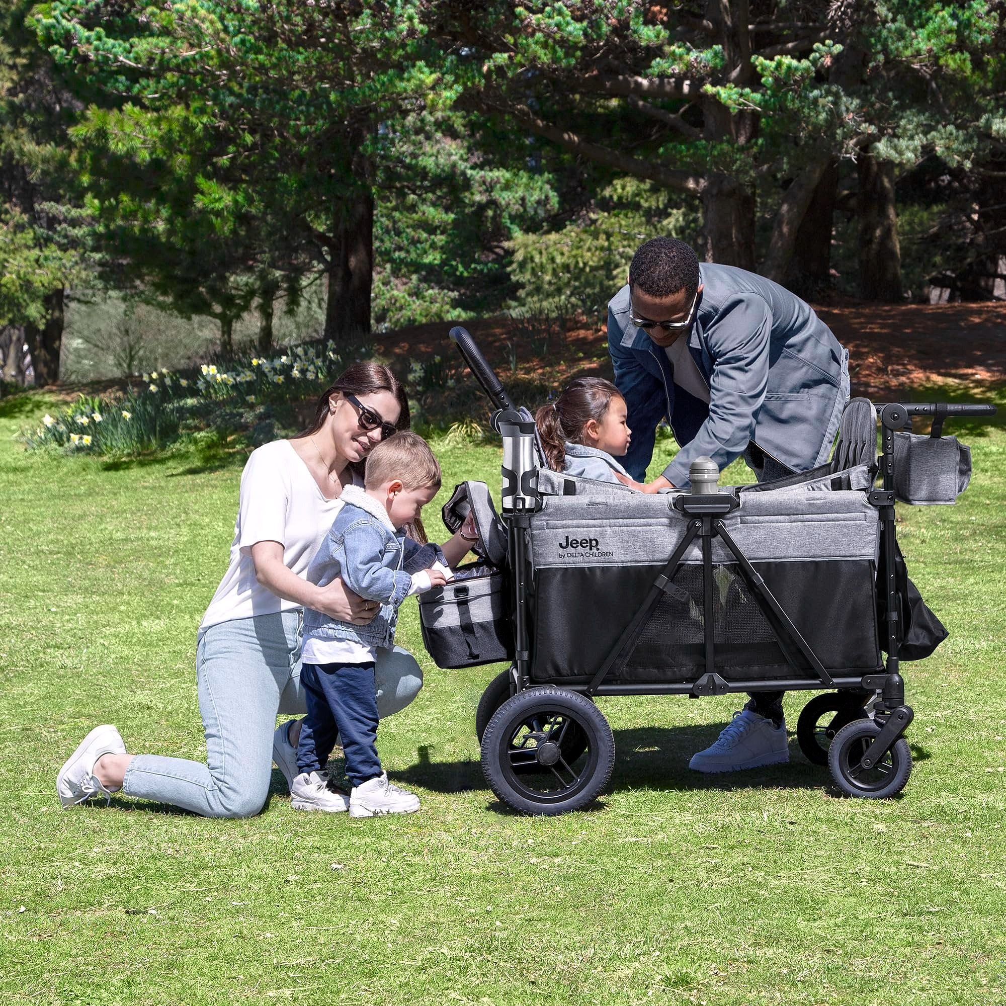 Jeep Wrangler Deluxe 4-Sitzer Kinderwagen-Bollerwagen von Delta Children