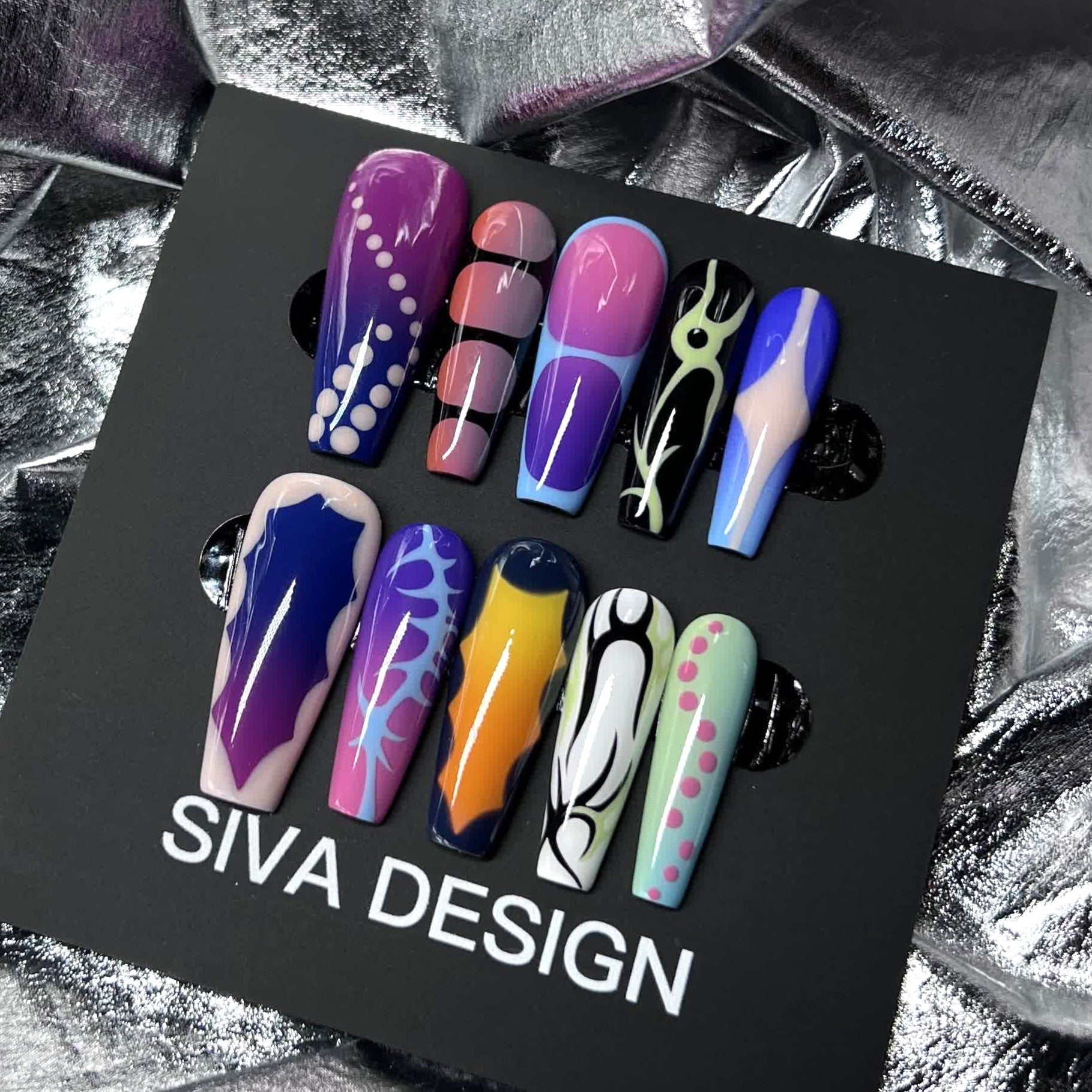 Siva Nail, Pop Art Pizzazz, lebendiger Glamour, handgemachtes Aufdrücken von Nägeln