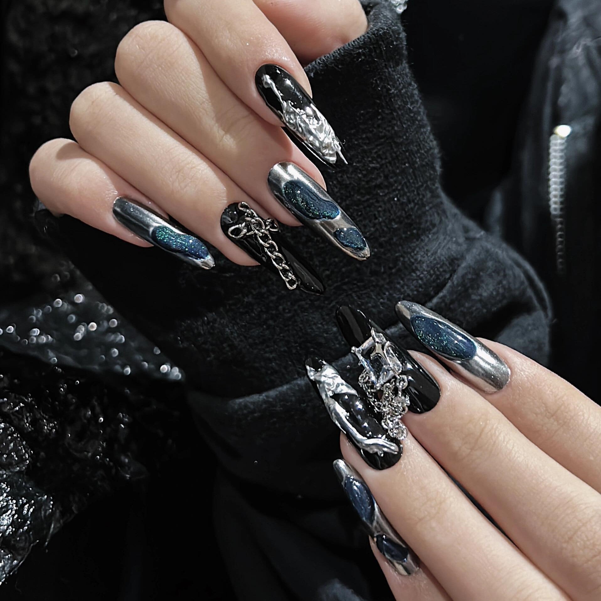 Siva Nail, Nachtkette, Edgy Elegance, handgemachte Nagelpresse