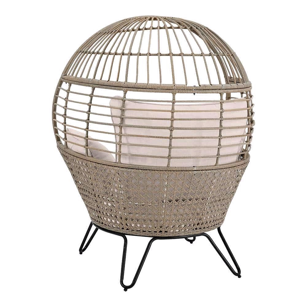 Hampton Bay Beige Stationärer Runder Outdoor-Lounge-Eiersessel aus Rattan mit CushionGuard Almond Biscotti Kissen (FRS51294M)