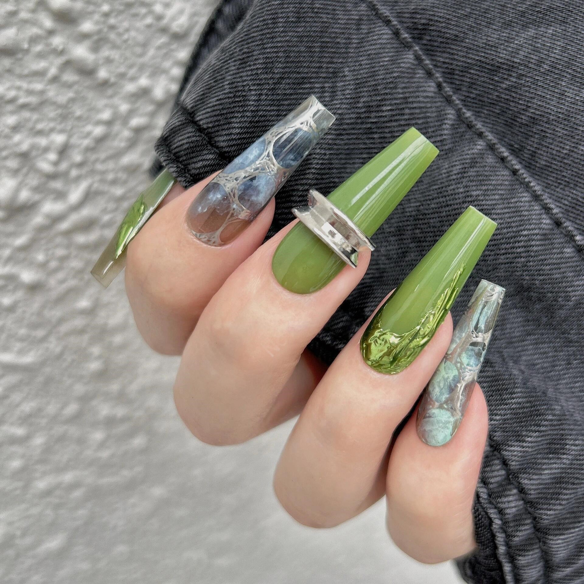 Siva Nail, Smaragd Wrap, Erdige Eleganz, handgemachtes Aufdrücken von Nägeln