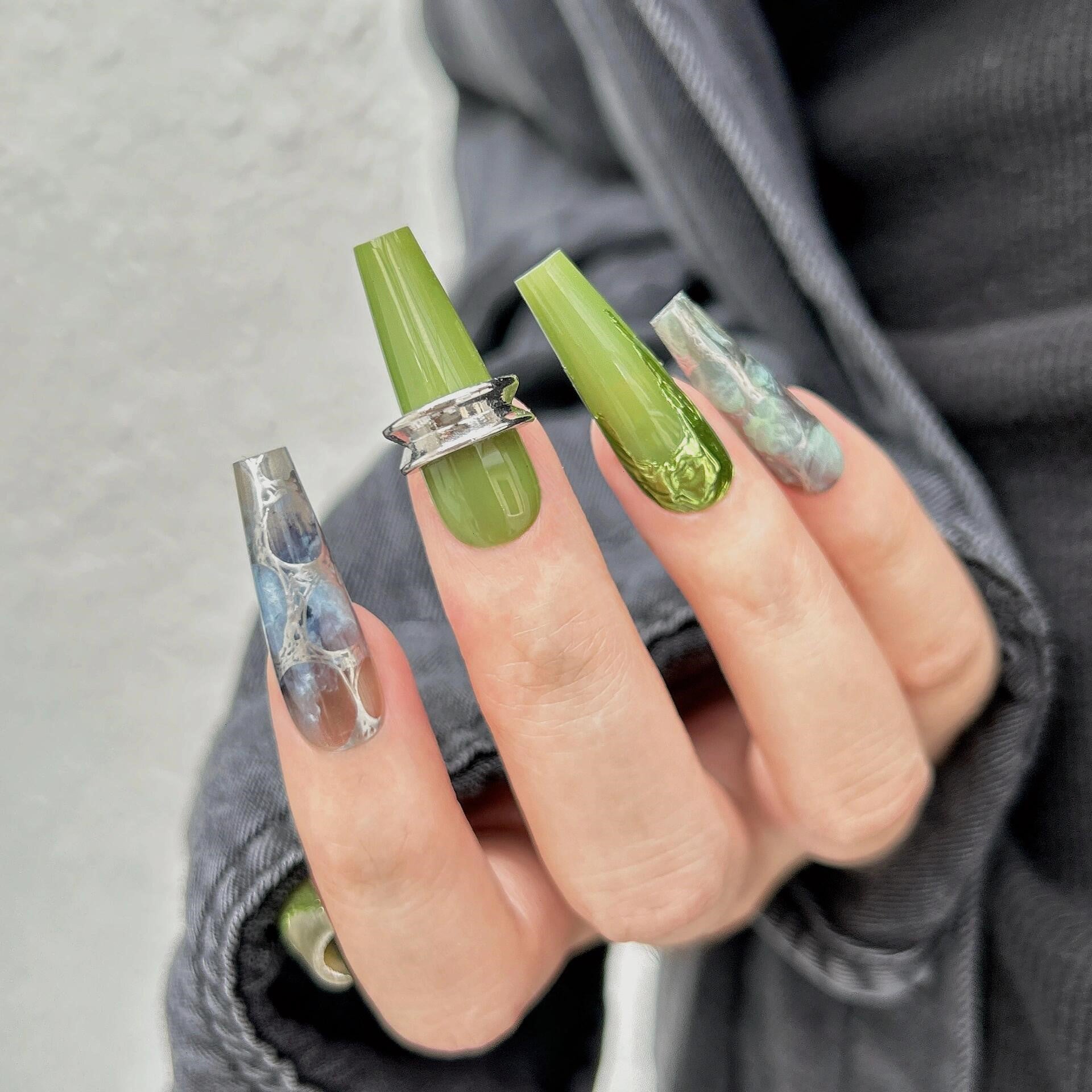 Siva Nail, Smaragd Wrap, Erdige Eleganz, handgemachtes Aufdrücken von Nägeln