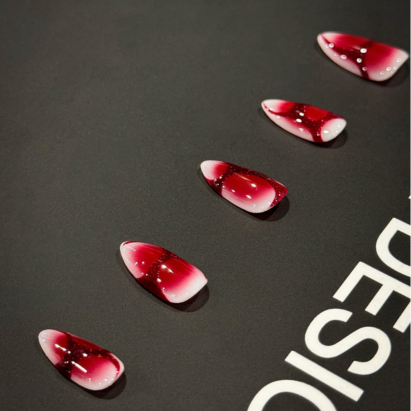 Siva Nail, Burgunderrote Wellen, elegantes rotes Ombre, handgemachtes Aufdrücken von Nägeln