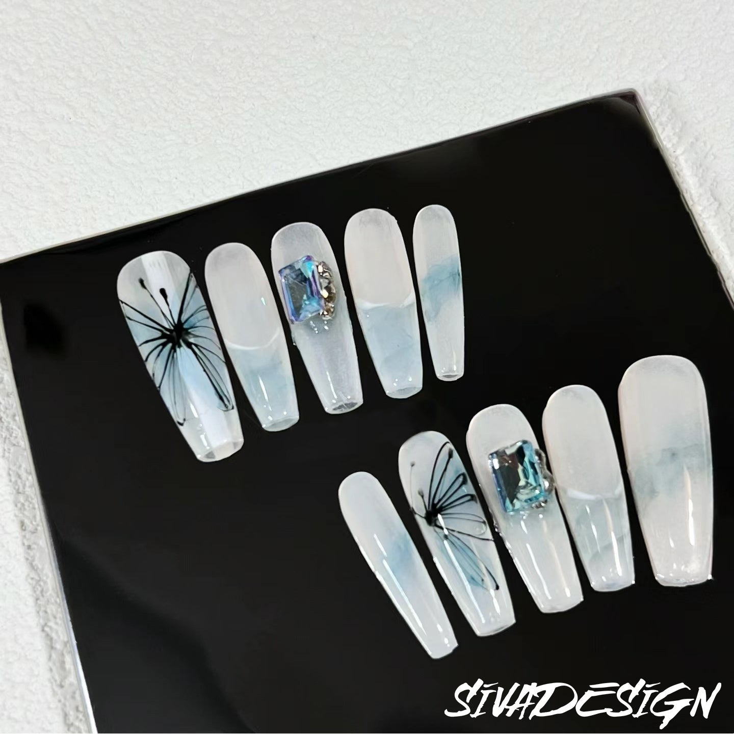 Siva Nail, Valley Butterfly (Blau), Ätherische Eleganz, handgemachte Nagelpresse