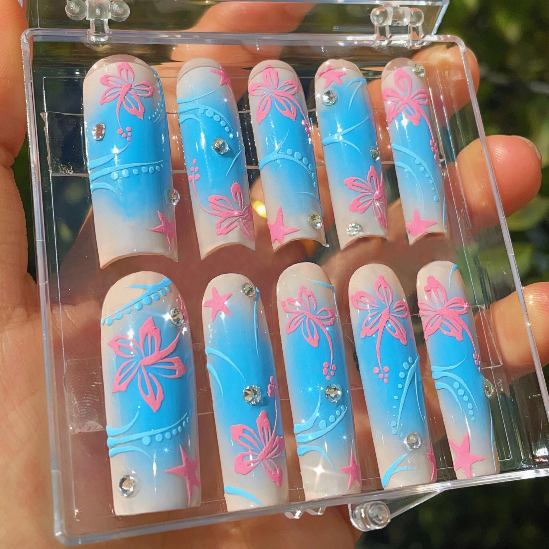 Siva Nail, Blue Butterfly Bliss, lange Press-on-Nägel im Ombre-Stil