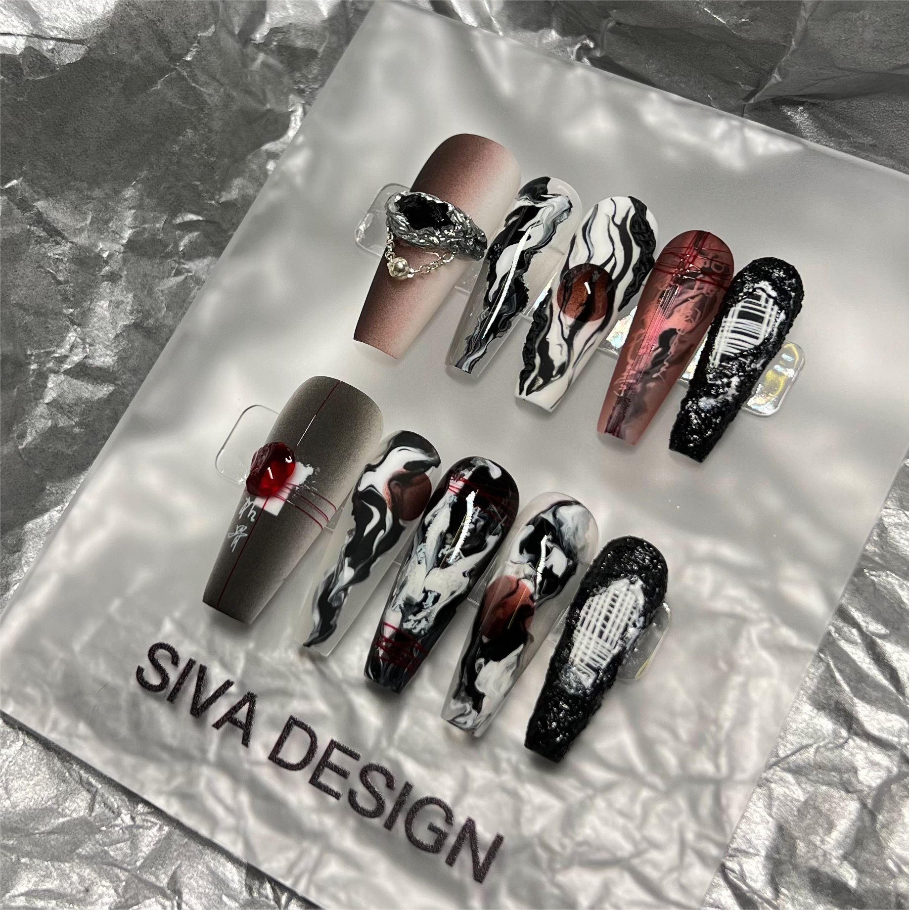 Siva Nail, Crimson Flow, Abstrakter Stil, handgemachte Nagelpresse