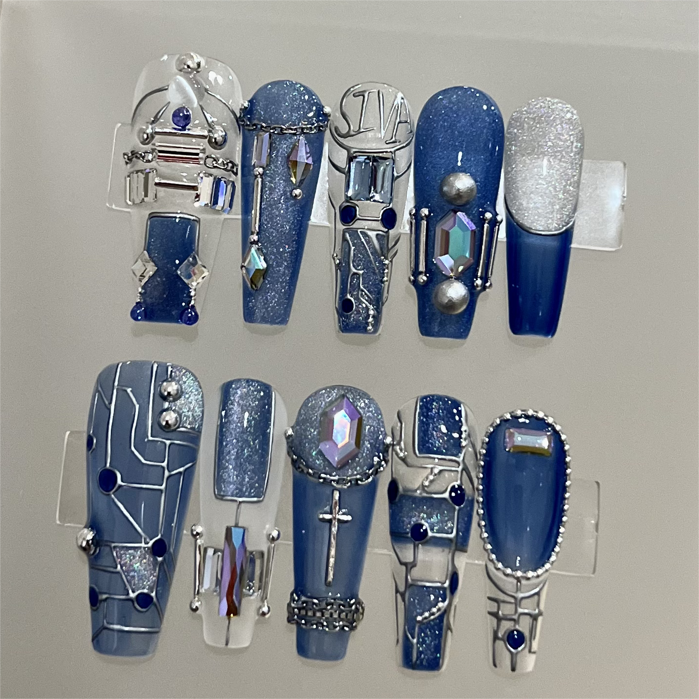 Siva Nail, Sapphire Circuit, handgemachter Press-on-Nägel im futuristischen Stil