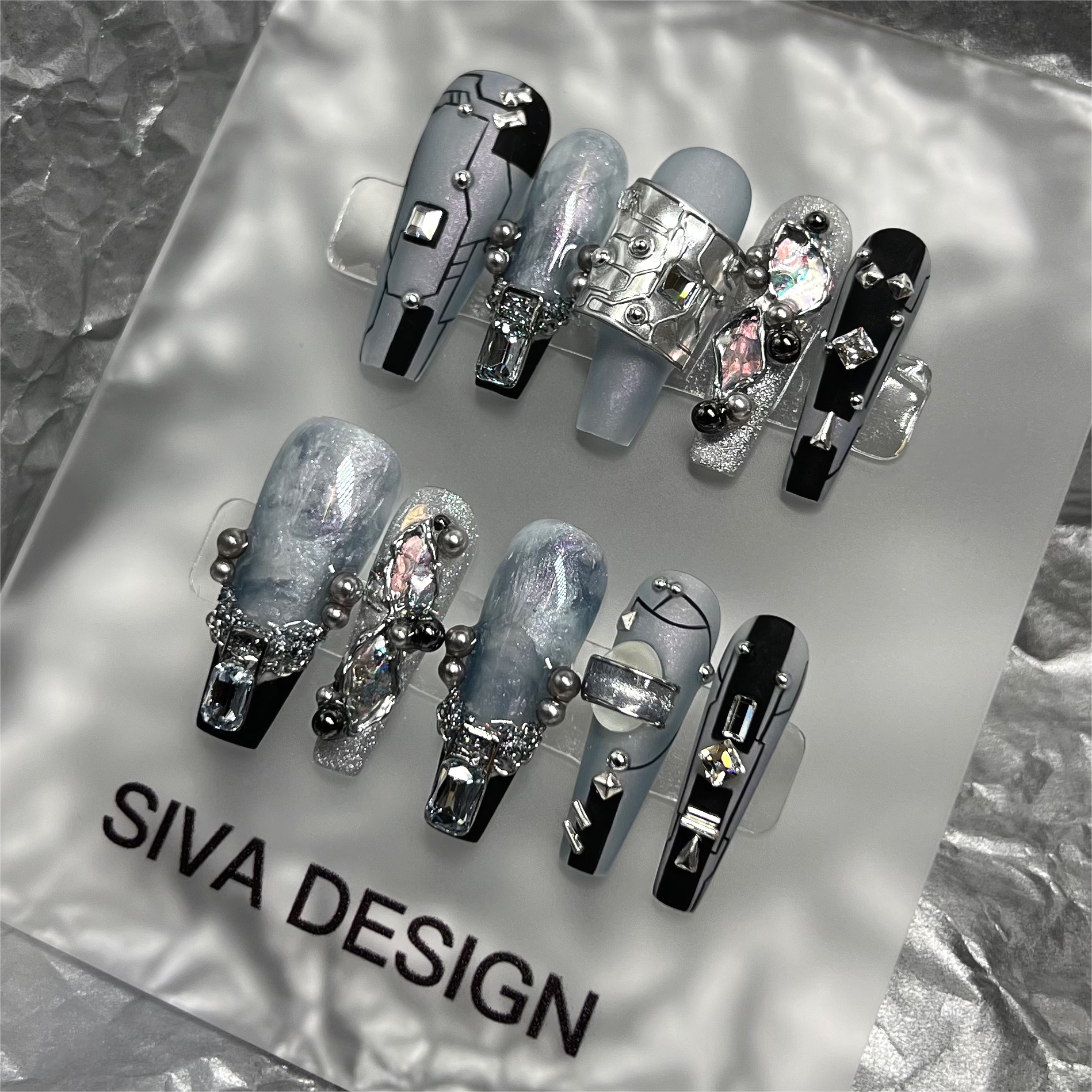 Siva Nail, Galactic Glimmer (Schwarz), handgefertigter Press-on-Nägel im futuristischen Stil