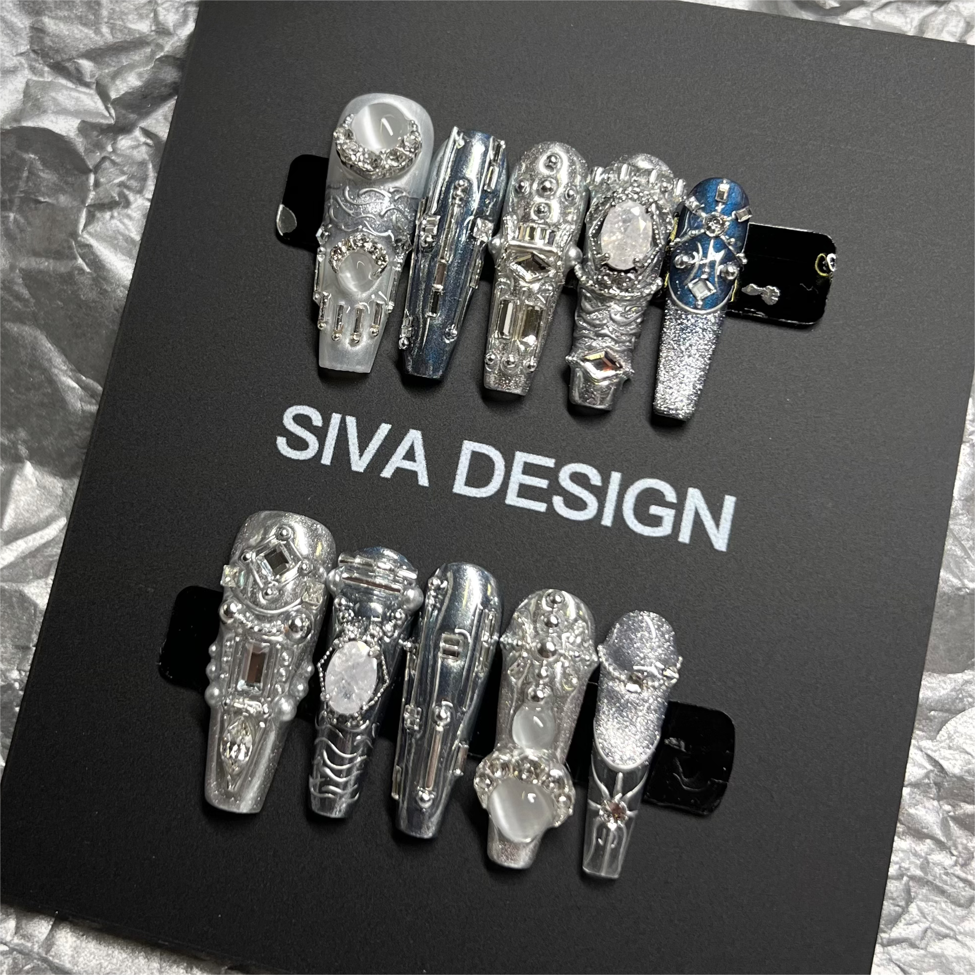 Siva Nail, Chrome Majesty, handgefertigter Nagelaufdruck im Metallstil