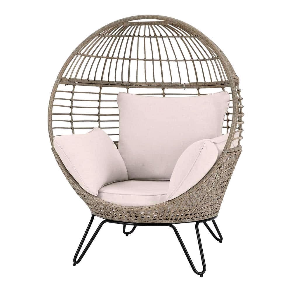 Hampton Bay Beige Stationärer Runder Outdoor-Lounge-Eiersessel aus Rattan mit CushionGuard Almond Biscotti Kissen (FRS51294M)