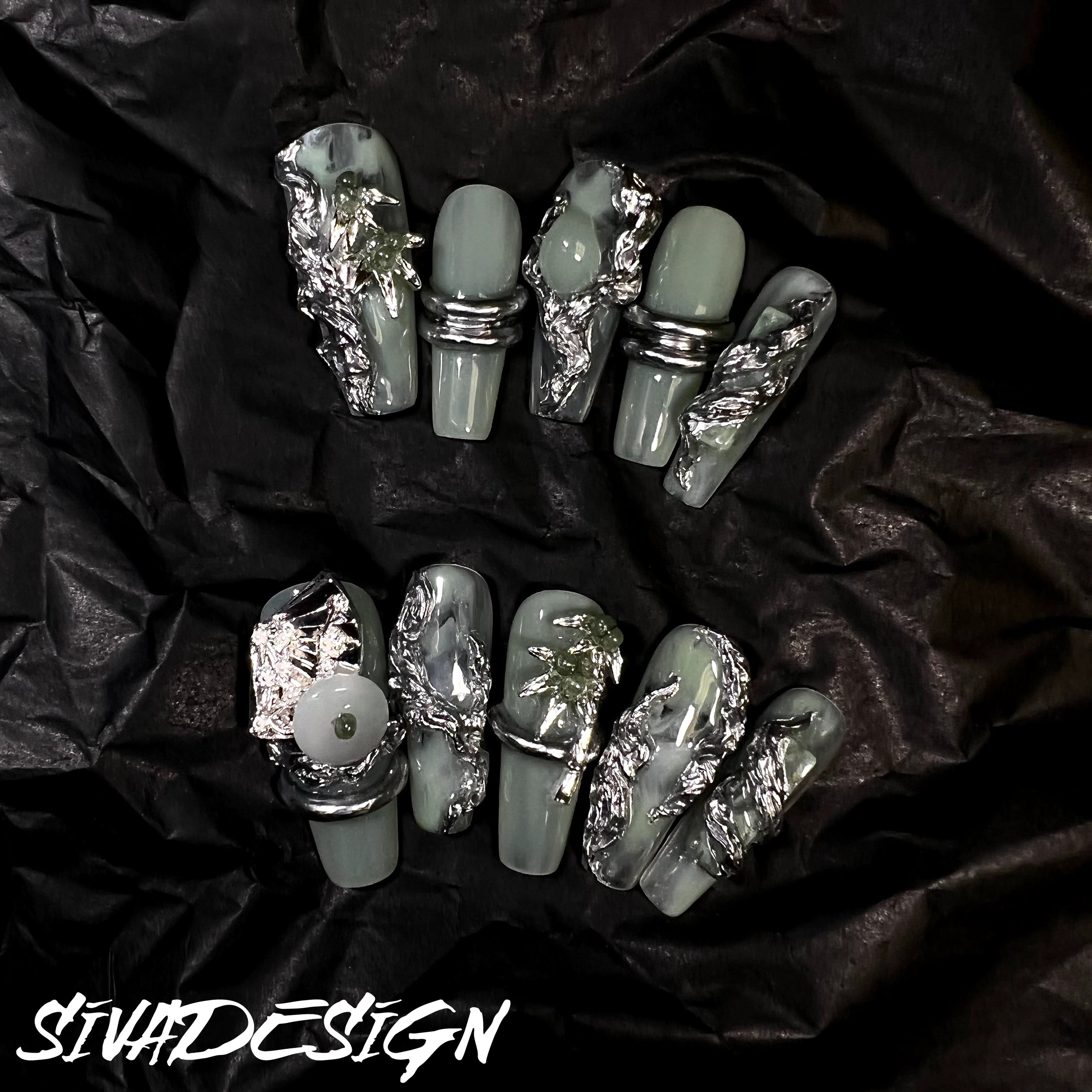 Siva Nail, Green Mystique, Metallic Akzente, handgemachtes Aufdrücken von Nägeln