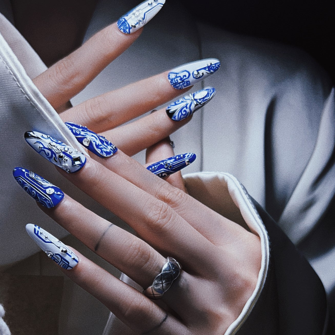 Siva Nail, Cyber ​​Porcelain, Futuristischer Stil, handgemachte Nagelpresse