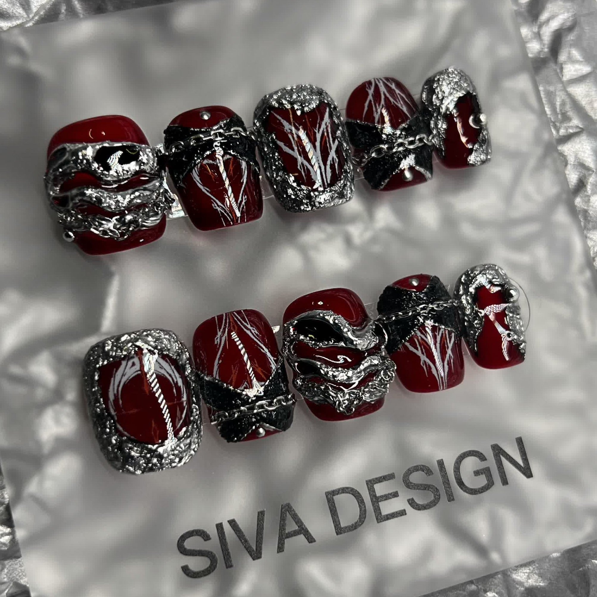 Siva Nail, Ruby Revelry, Regal Chains, handgemachte Nagelpresse