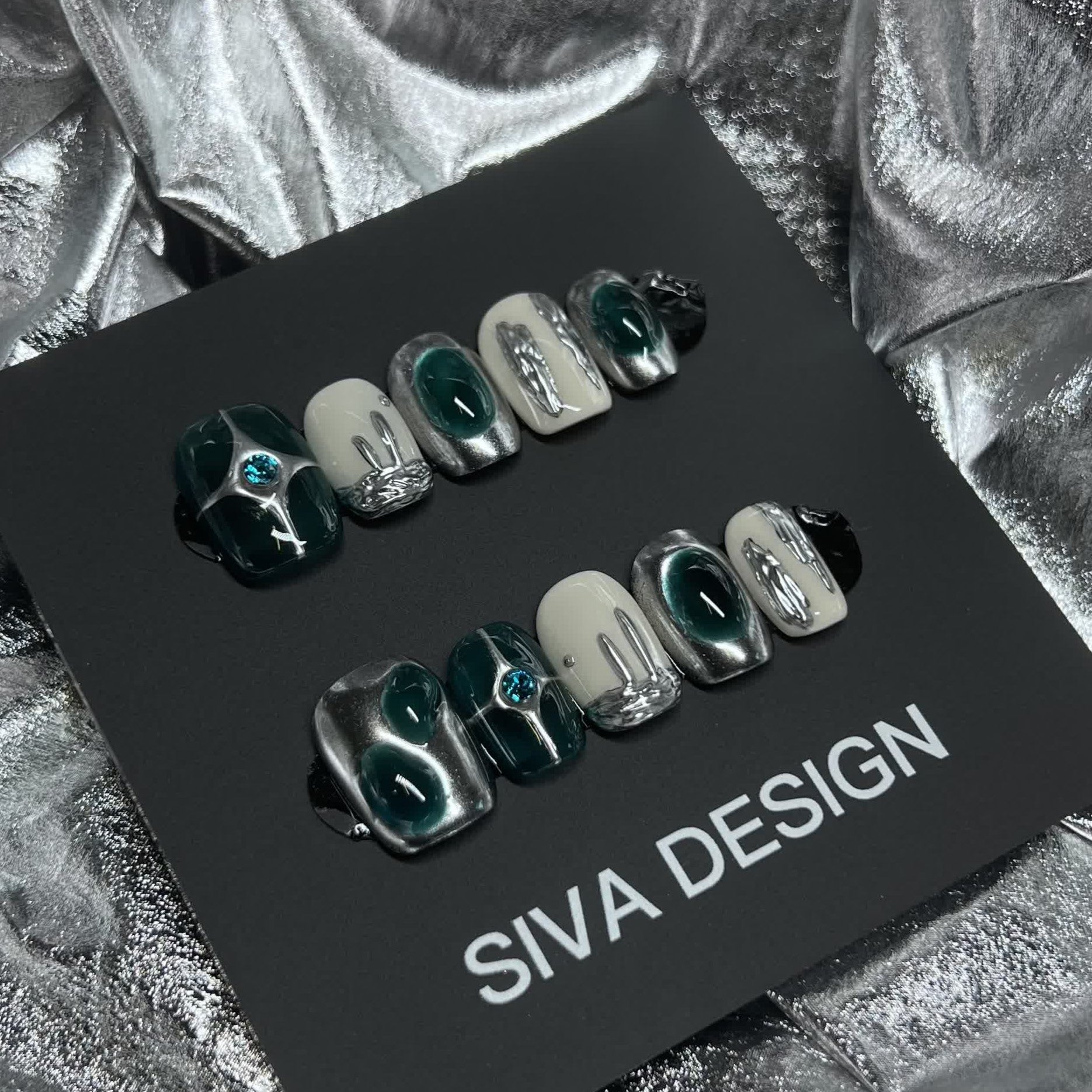 Siva Nail, Verdant Vision, Künstlerische Metallarbeit, handgemachte Nagelpresse