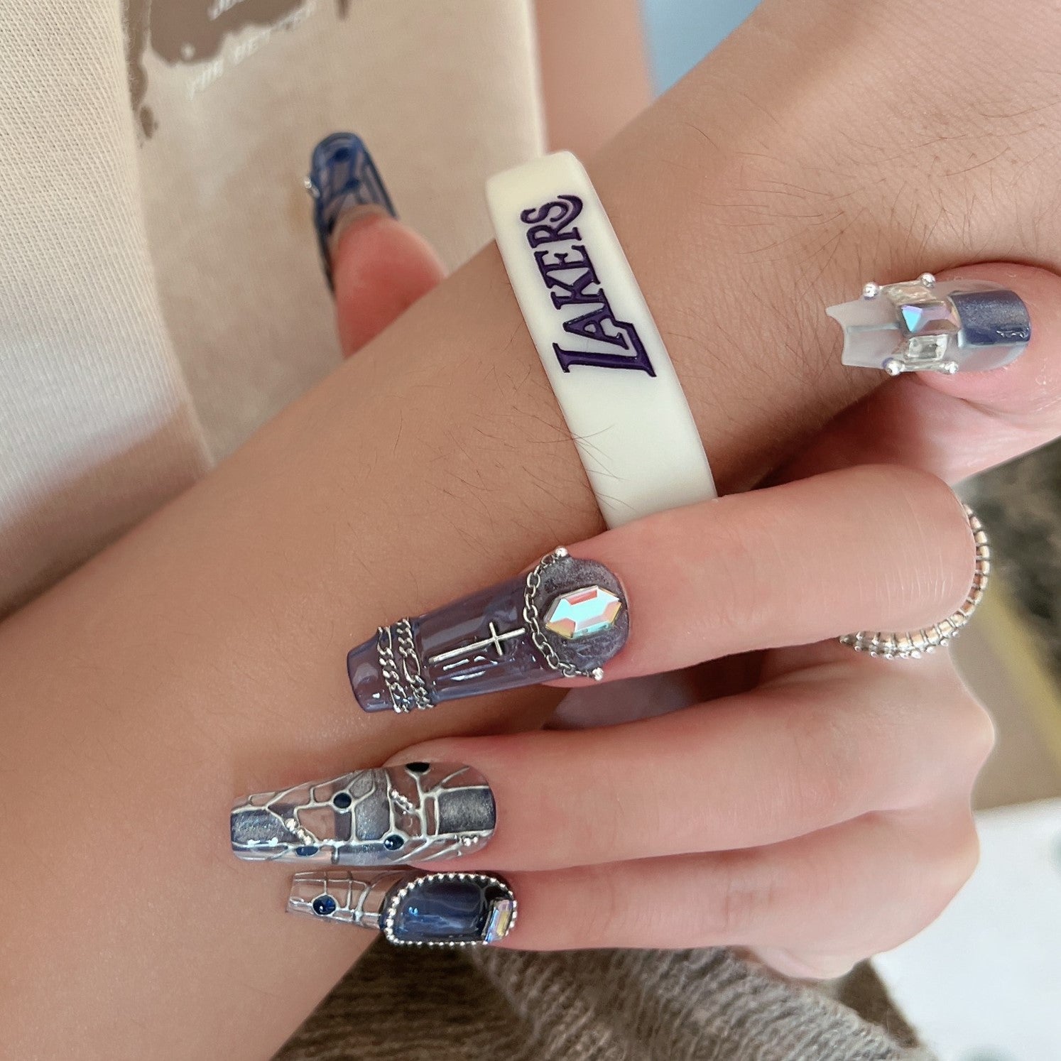 Siva Nail, Sapphire Circuit, handgemachter Press-on-Nägel im futuristischen Stil