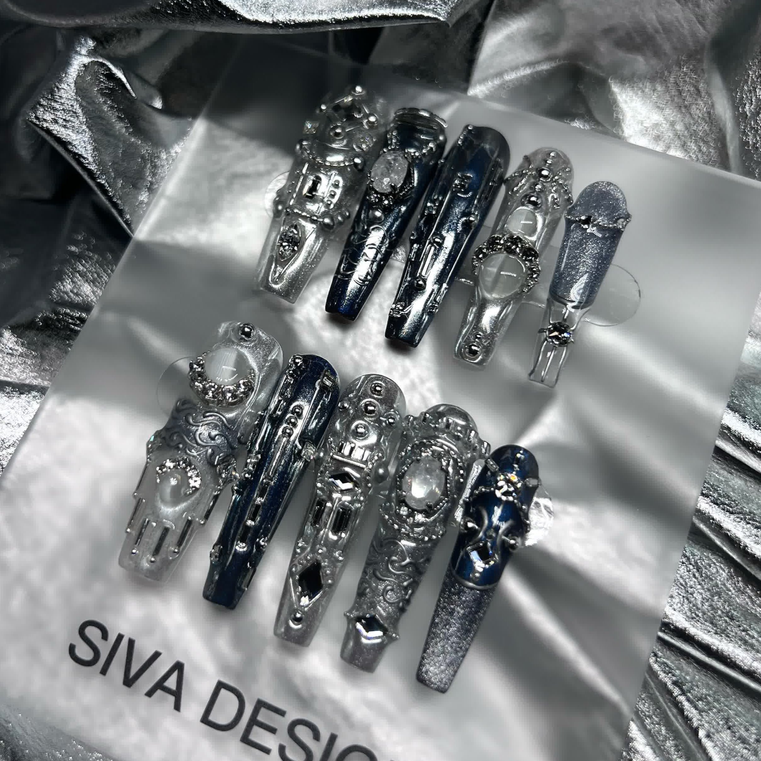 Siva Nail, Chrome Majesty, handgefertigter Nagelaufdruck im Metallstil