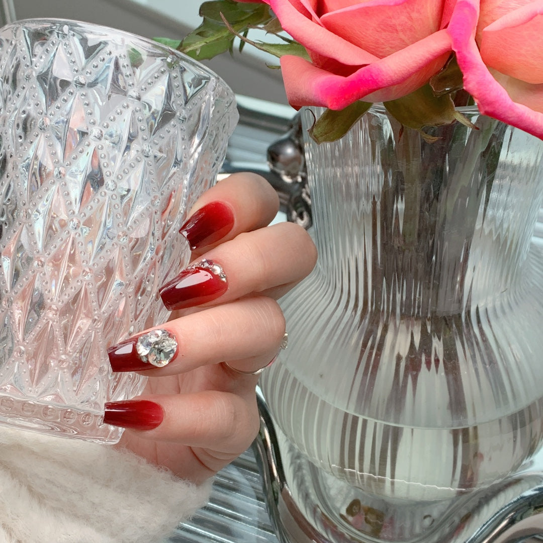 Siva Nail, Cherry Sparkle, Glamouröser Farbverlauf, handgemachtes Aufdrücken von Nägeln