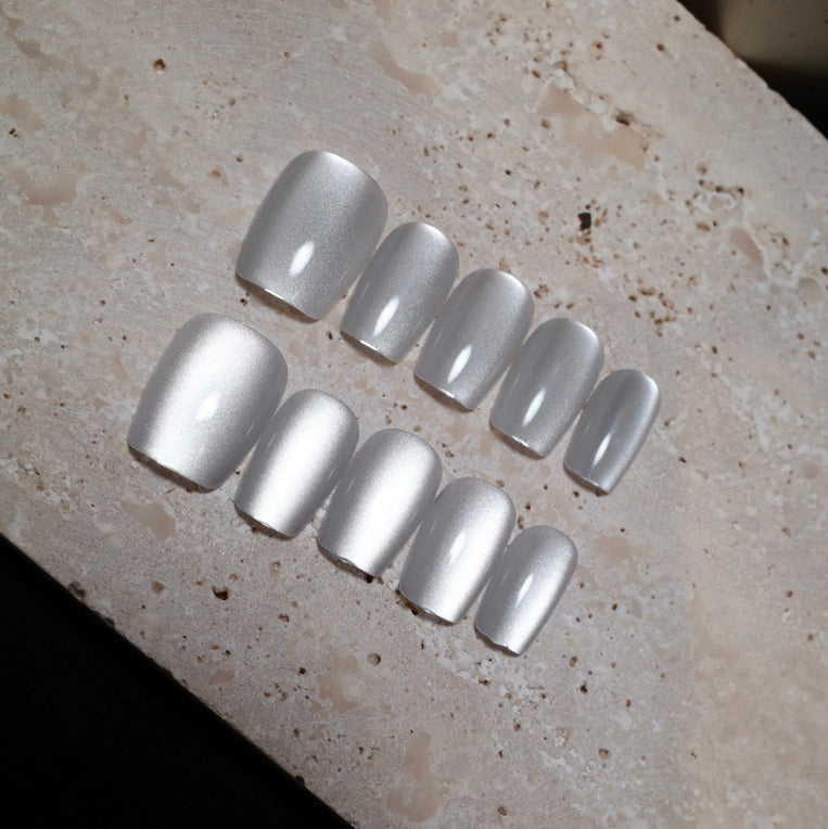 Siva Nail, Silken Shadows (Weiß), Pure Elegance, handgemachte Press on Nails